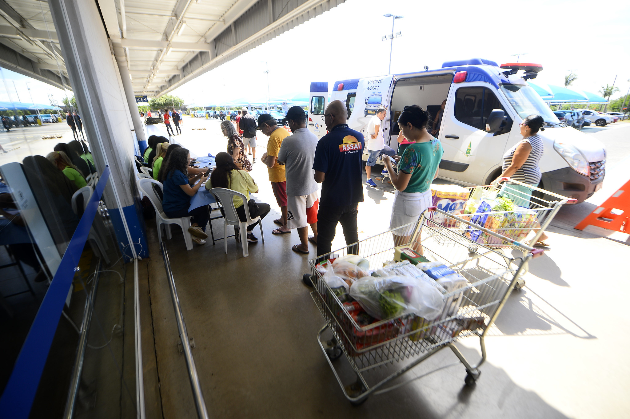 Capa da notícia: Mais de 40 locais estiveram abertos neste sábado (10) para atualização da caderneta de vacinação