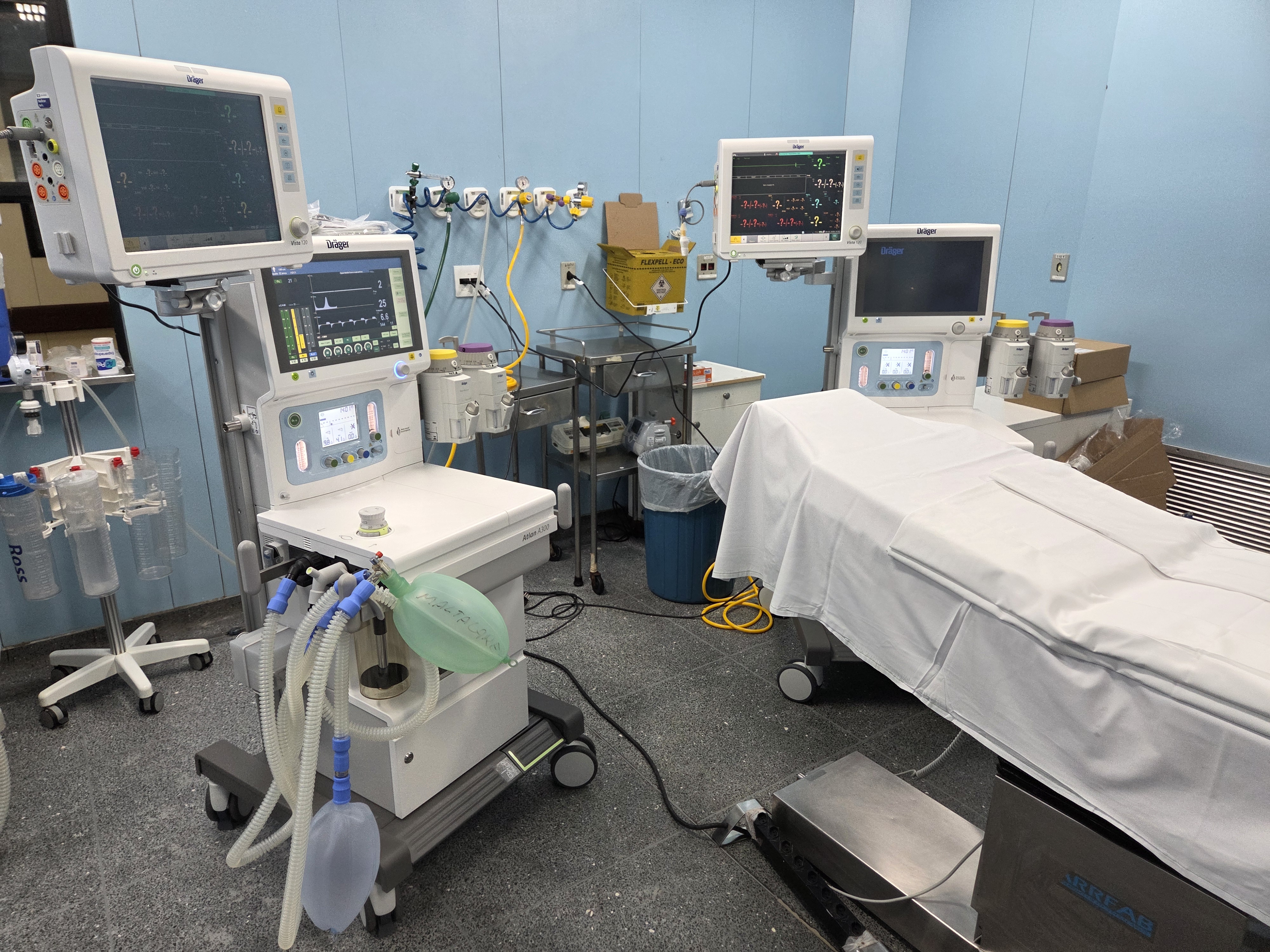 Capa da notícia: Hospital de Base recebe dois novos aparelhos de anestesia