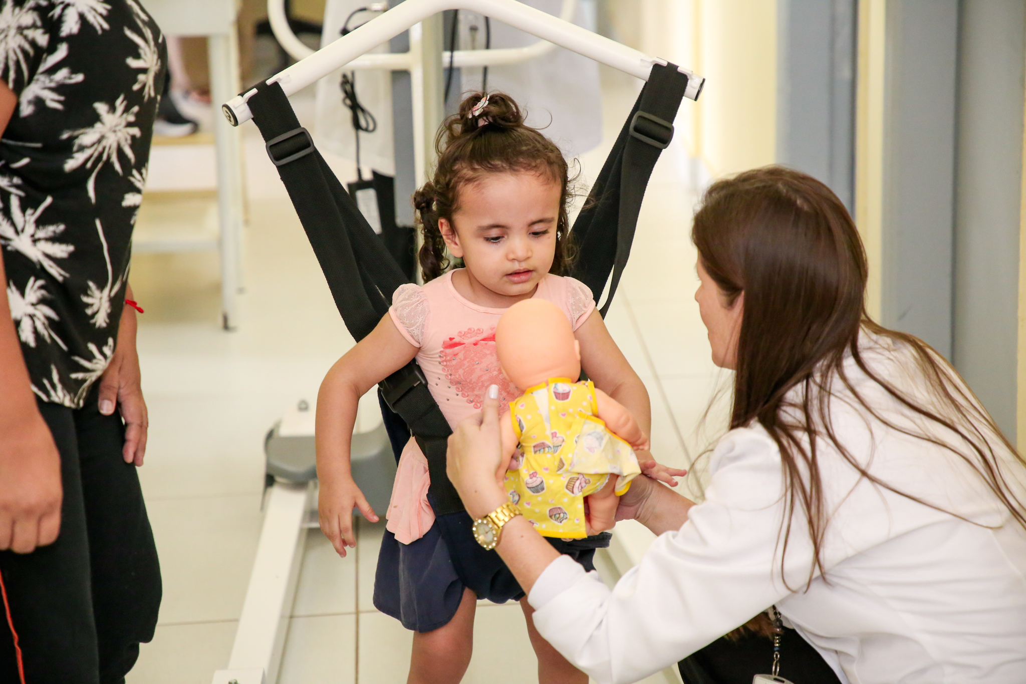Capa da notícia: Ambulatório de Saúde Funcional de Sobradinho recebe suspensório para tratamento fisioterapêutico infantil