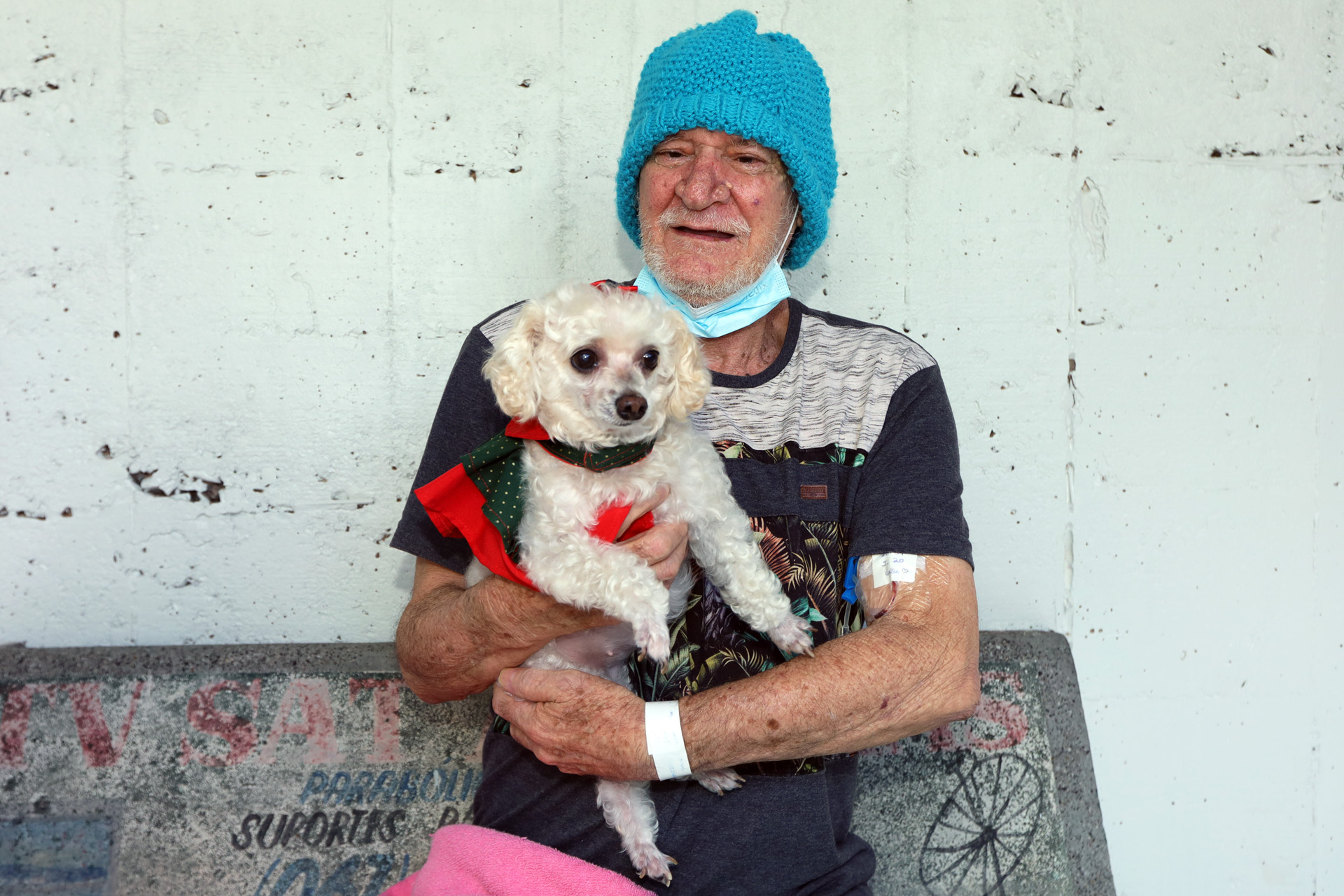 Capa da notícia: OncoPet: idoso recebe visita de seu animal de estimação na unidade oncológica do HRT