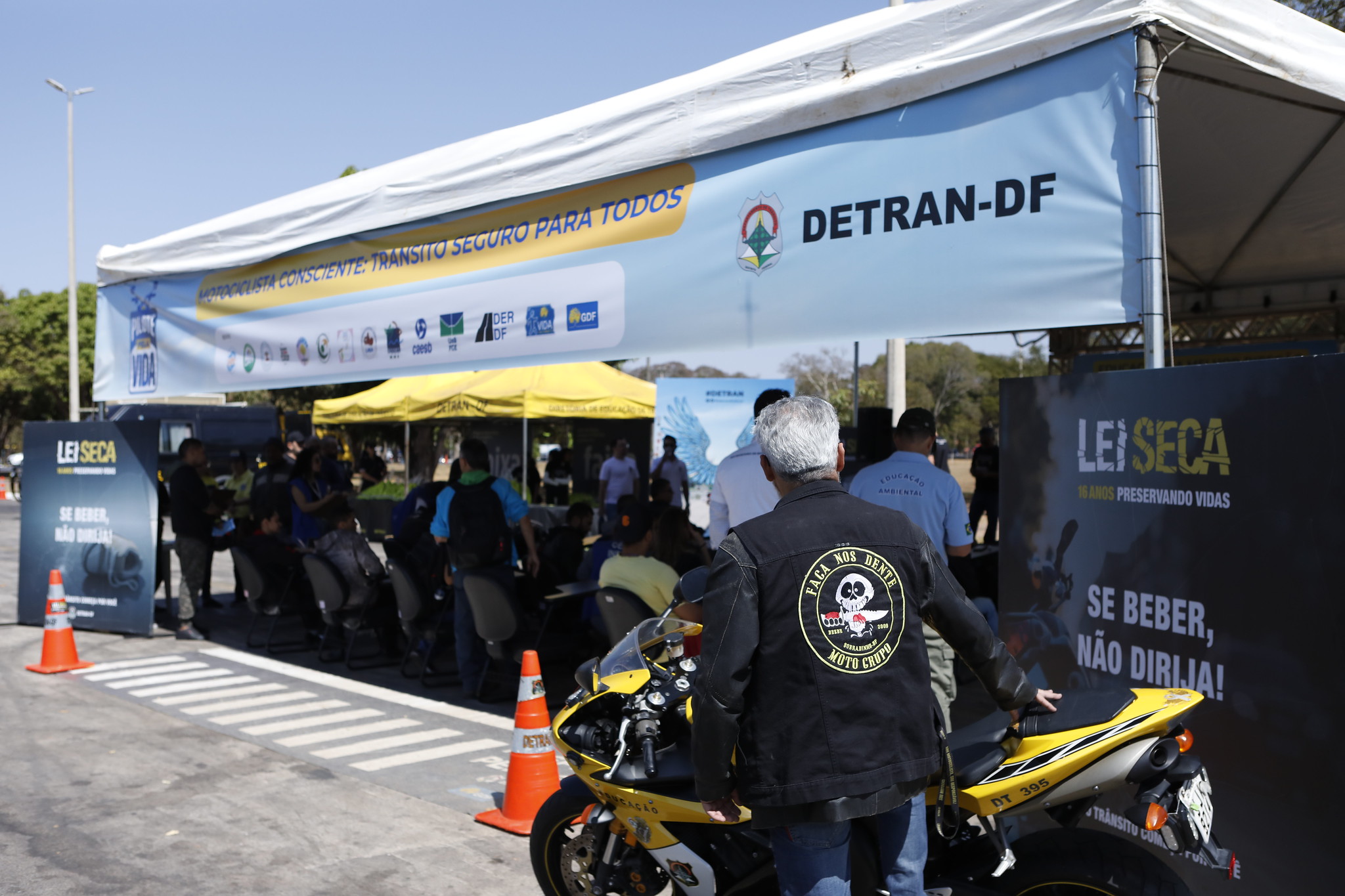 Capa da notícia: Secretaria de Saúde oferece educação e testagem em evento para motociclistas