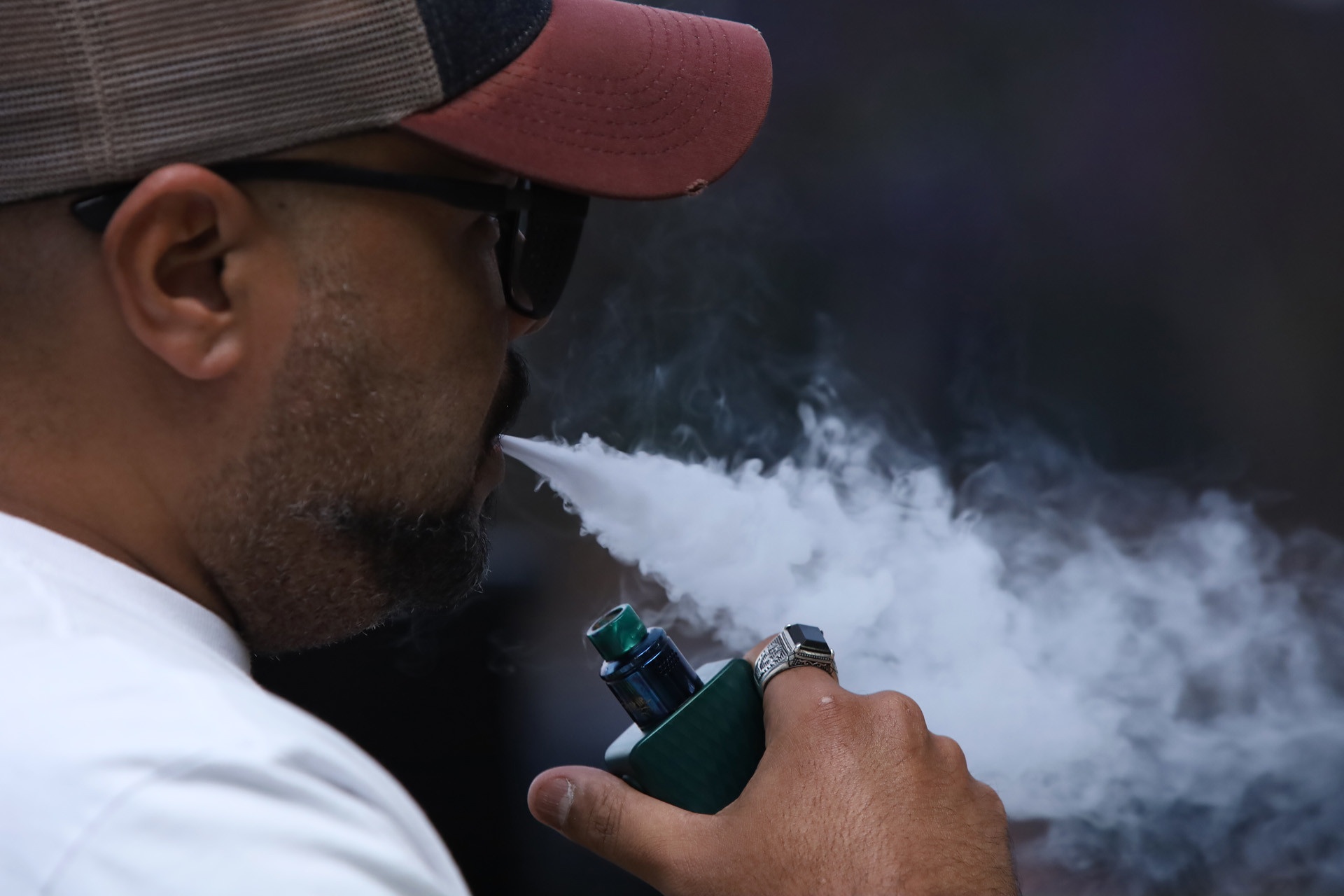 Capa da notícia: DF tem queda no consumo de cigarro, mas lidera uso de vapes