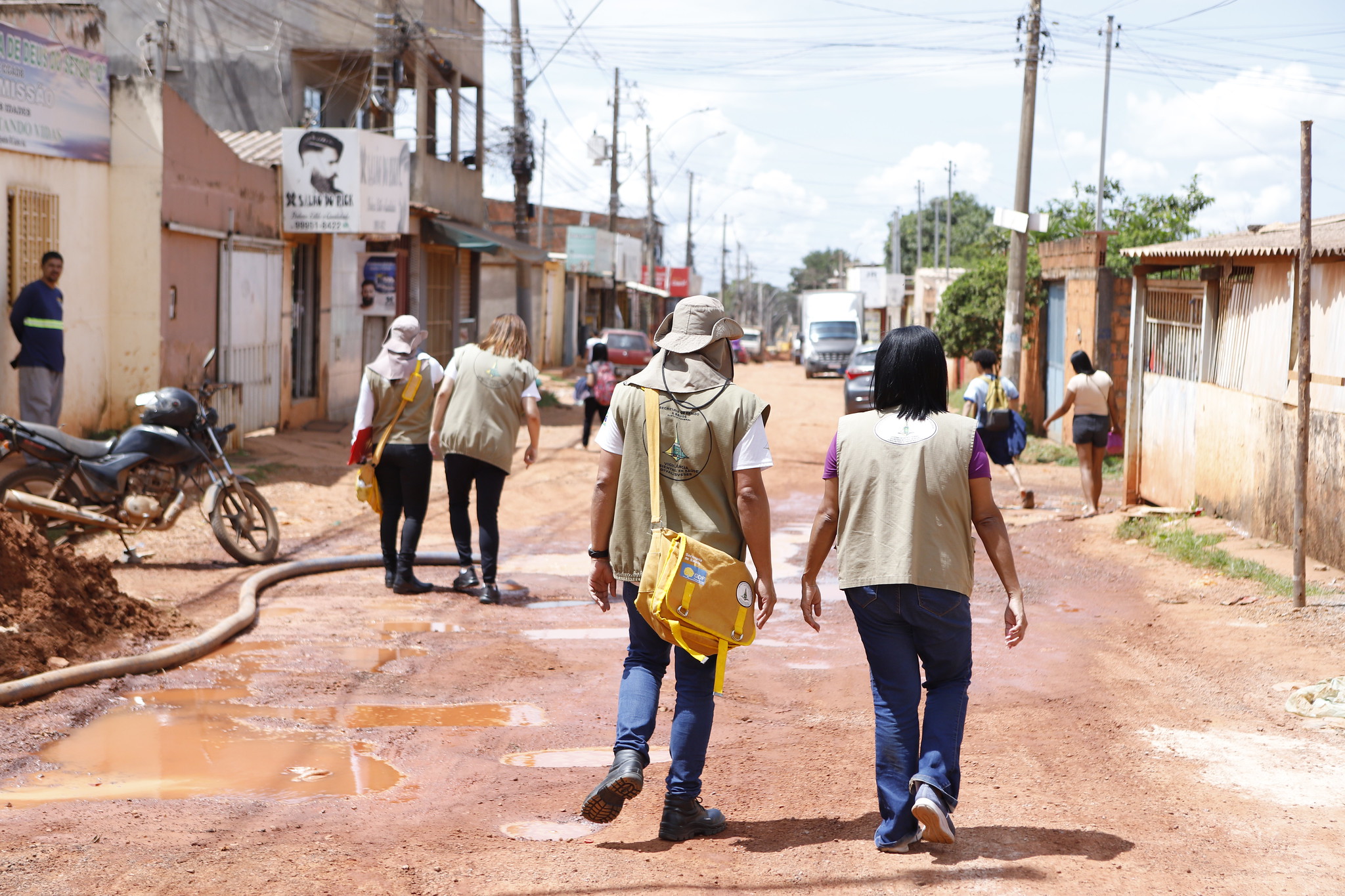 Capa da notícia: Combate à dengue: Agentes de Vigilância Ambiental visitam residências no Sol Nascente