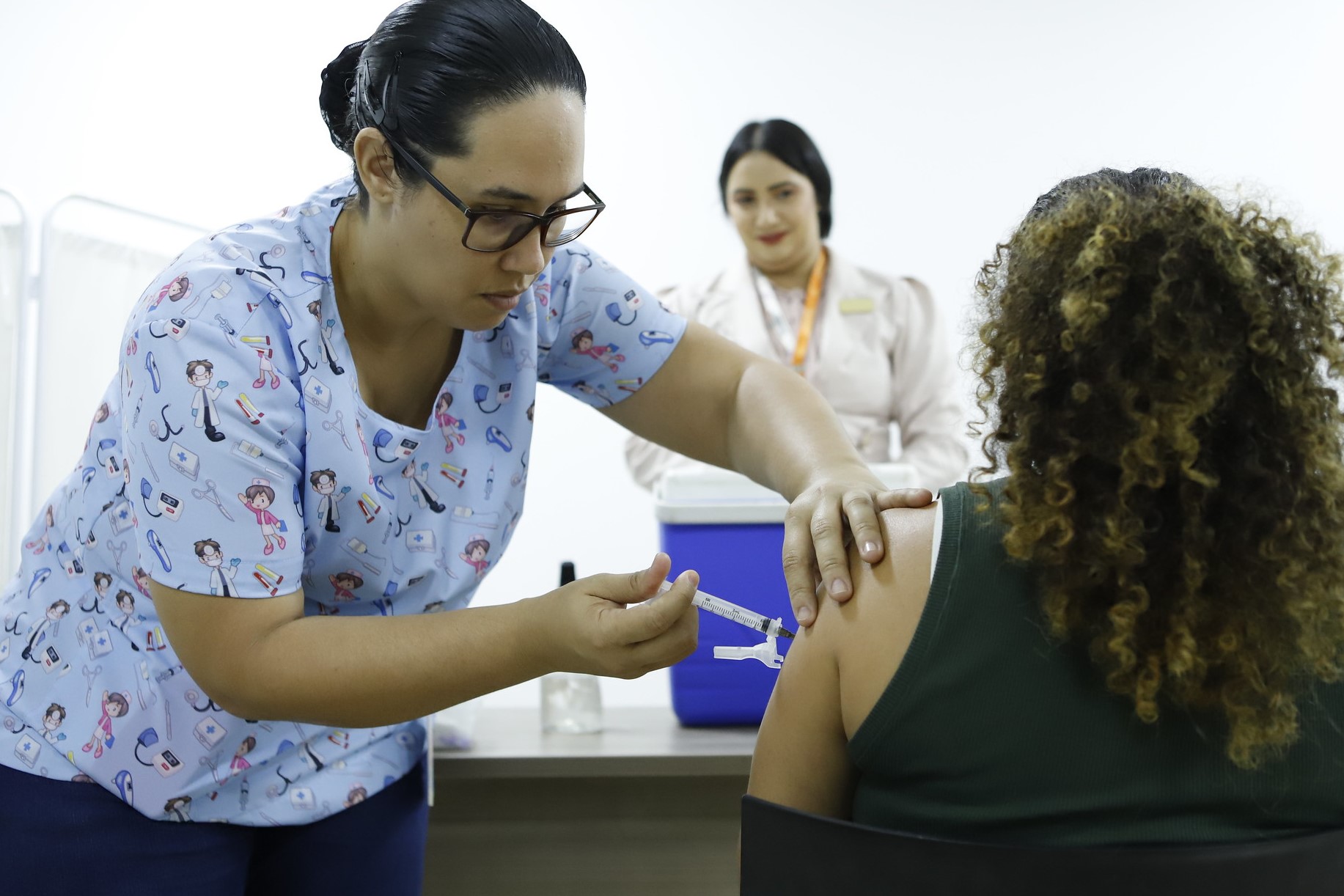 Capa da notícia: Vacina contra gripe está disponível para toda a população a partir de segunda (19)