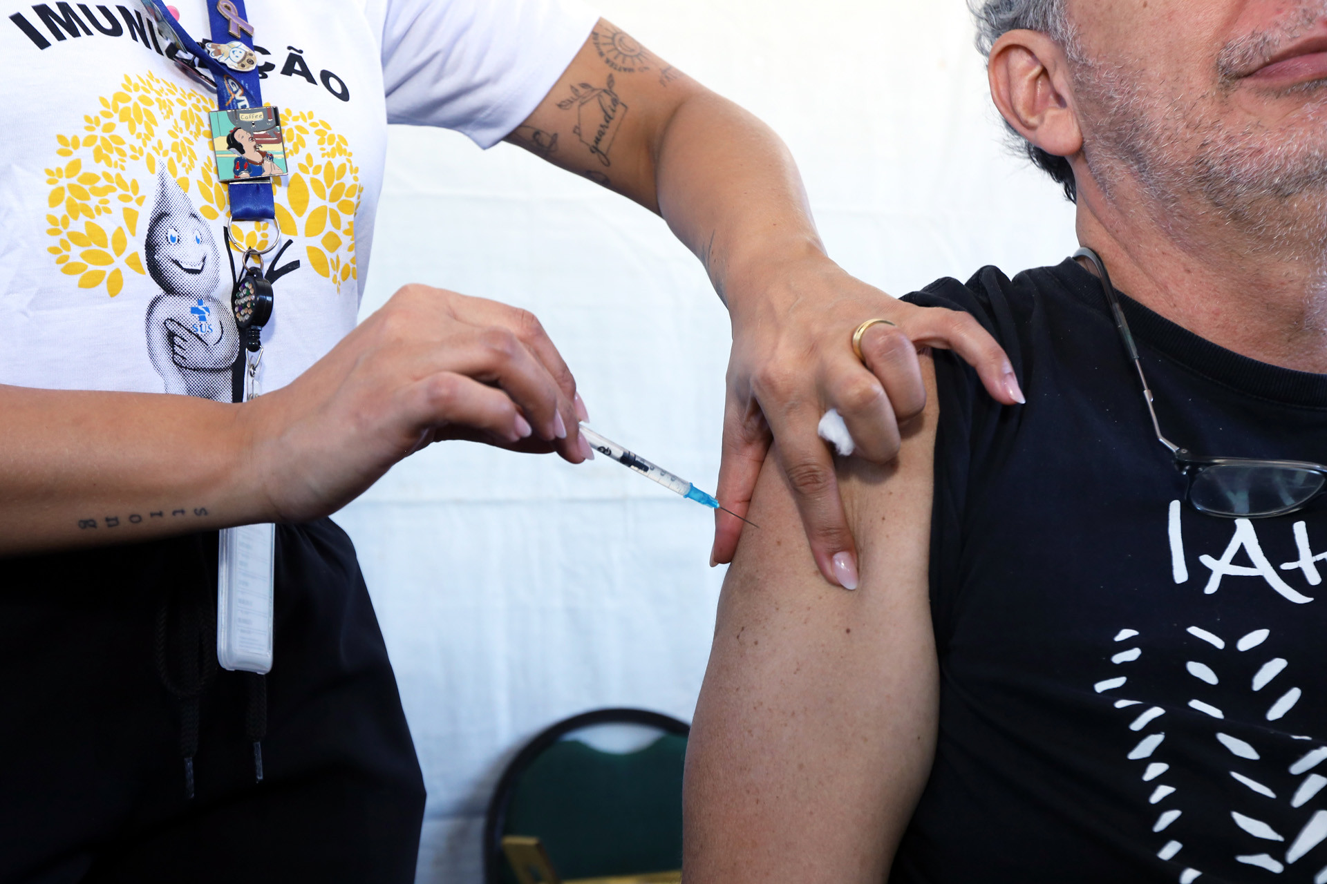 Capa da notícia: Vacina da gripe está disponível em 164 salas de vacinação