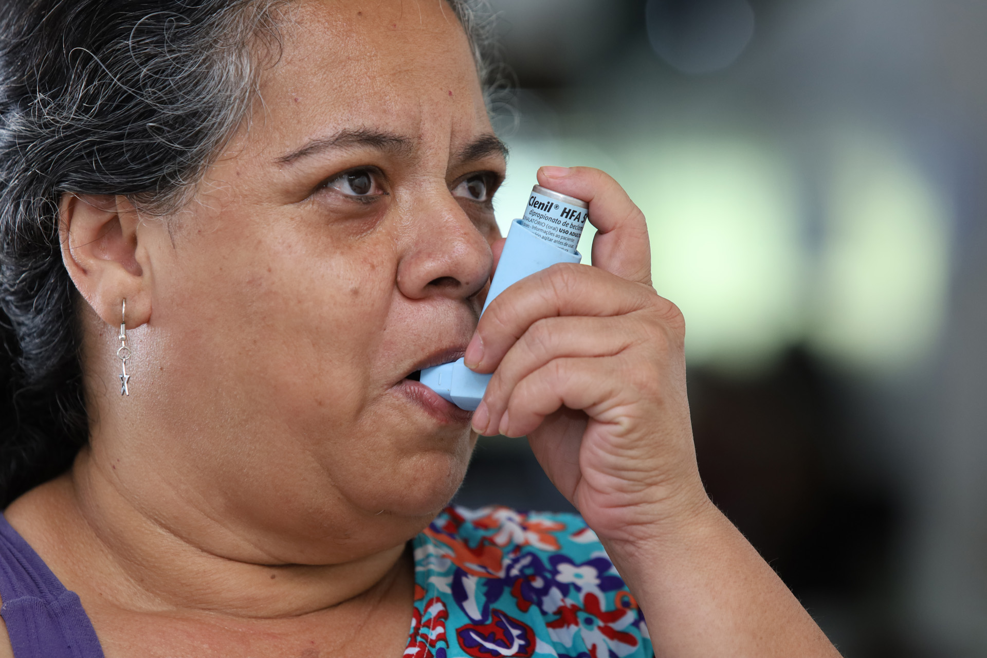 Capa da notícia: Temporada de gripe pode agravar crises de asma; veja como evitar