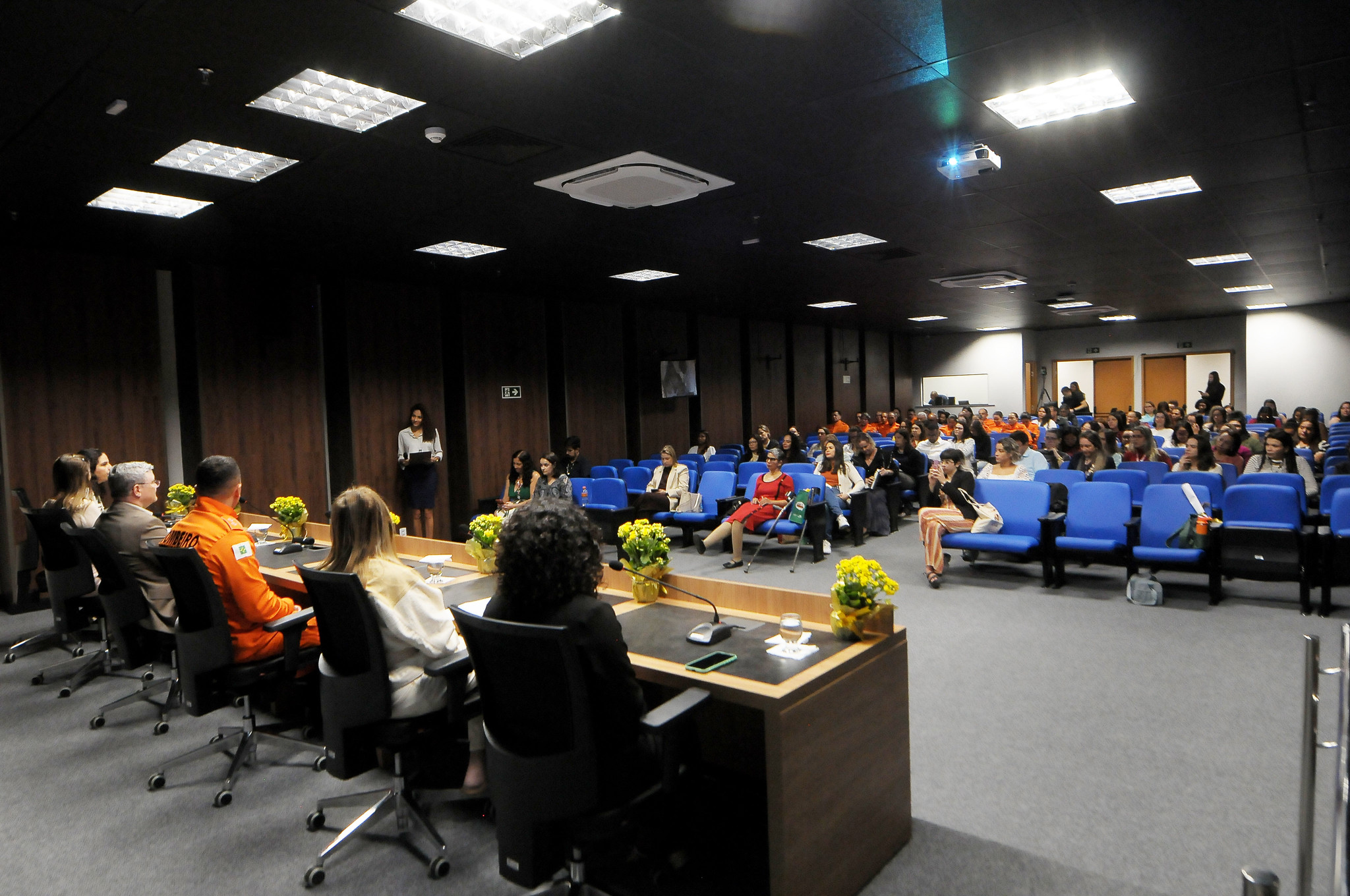Capa da notícia: Seminário de Aleitamento Materno mobiliza centenas de participantes em mais de 30 palestras