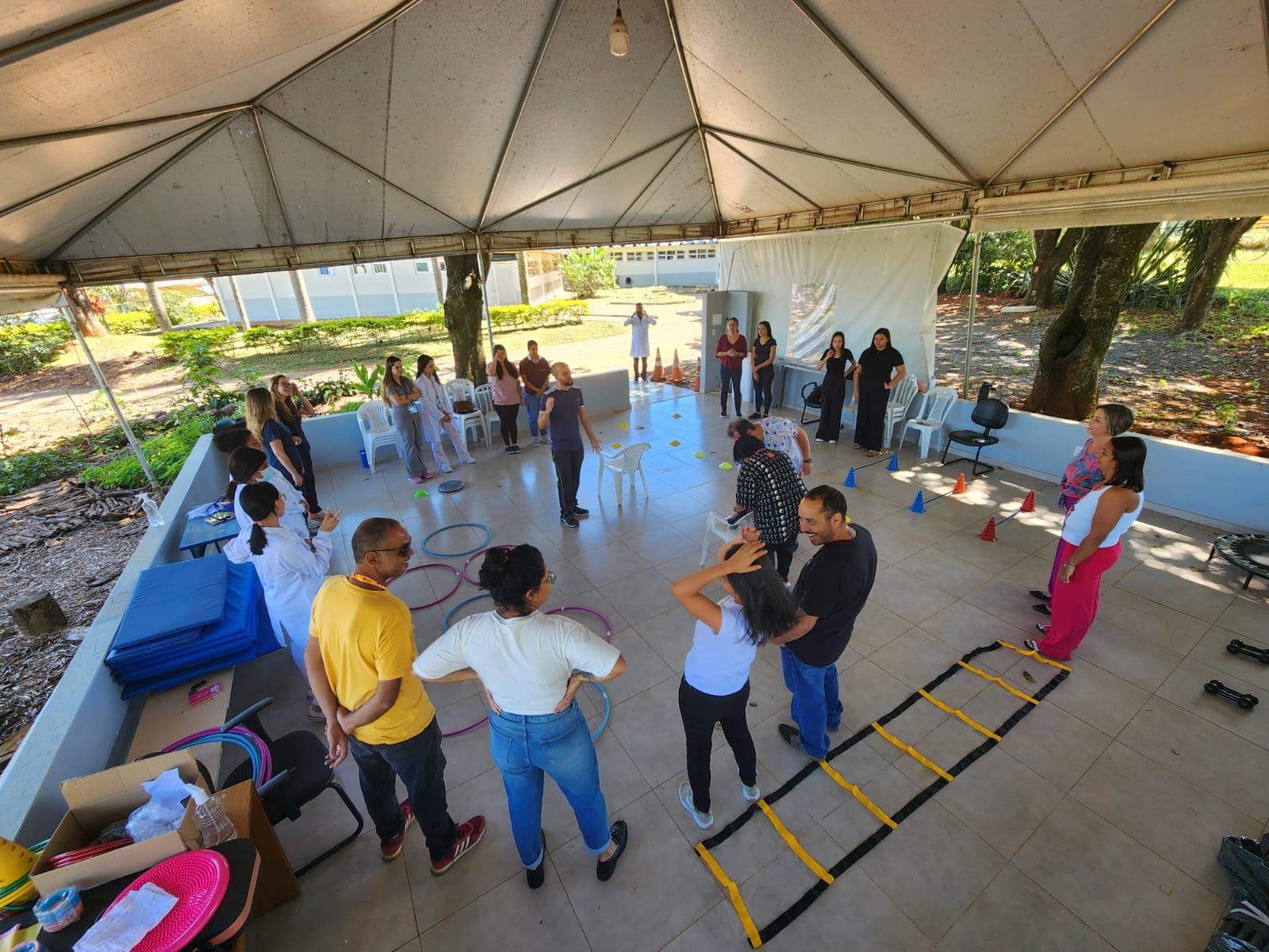 Capa da notícia: Circuito multissensorial previne quedas e promove interação social a idosos