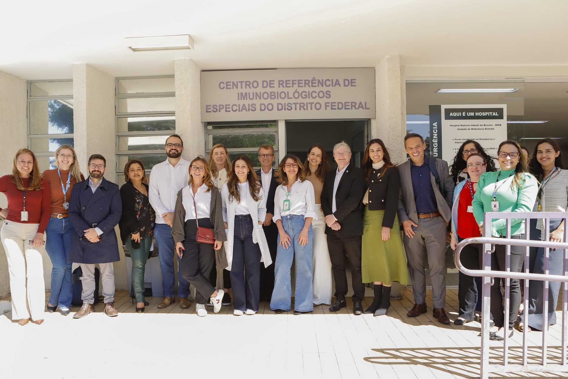 Capa da notícia: Comitiva internacional conhece expertise da Saúde do DF na aplicação de medicamentos em bebês