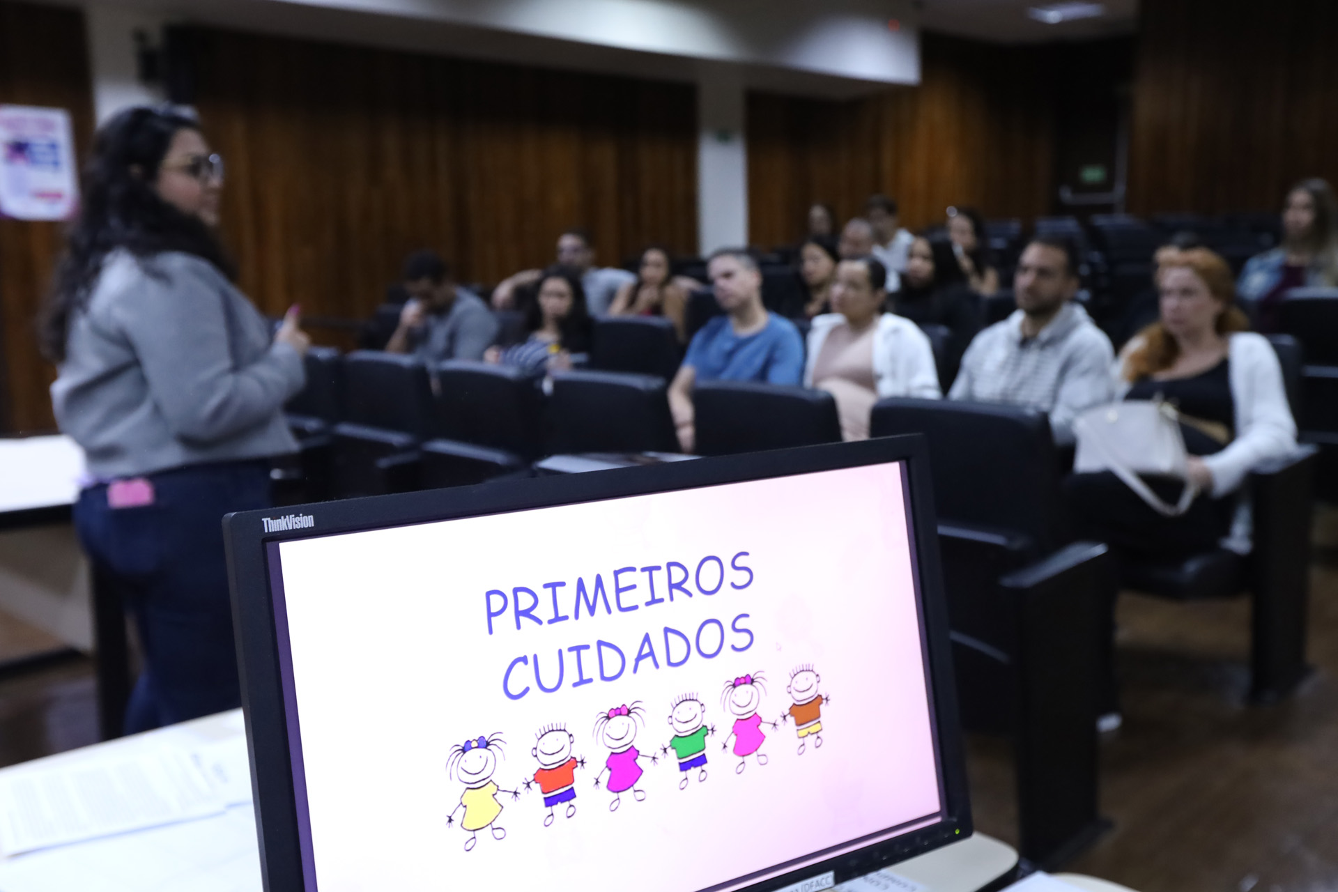 Capa da notícia: Gestantes aprendem na prática como cuidar de seus bebês