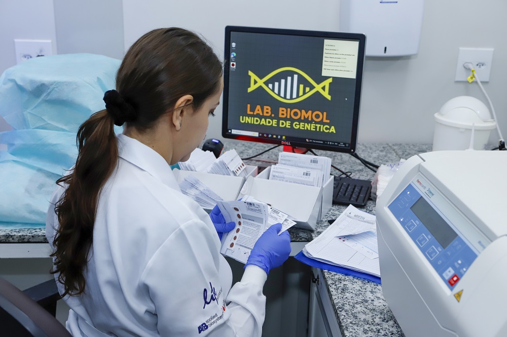 Capa da notícia: Pioneiro no Brasil, DF capacita servidores em genética para identificar cânceres hereditários de mama e ovário