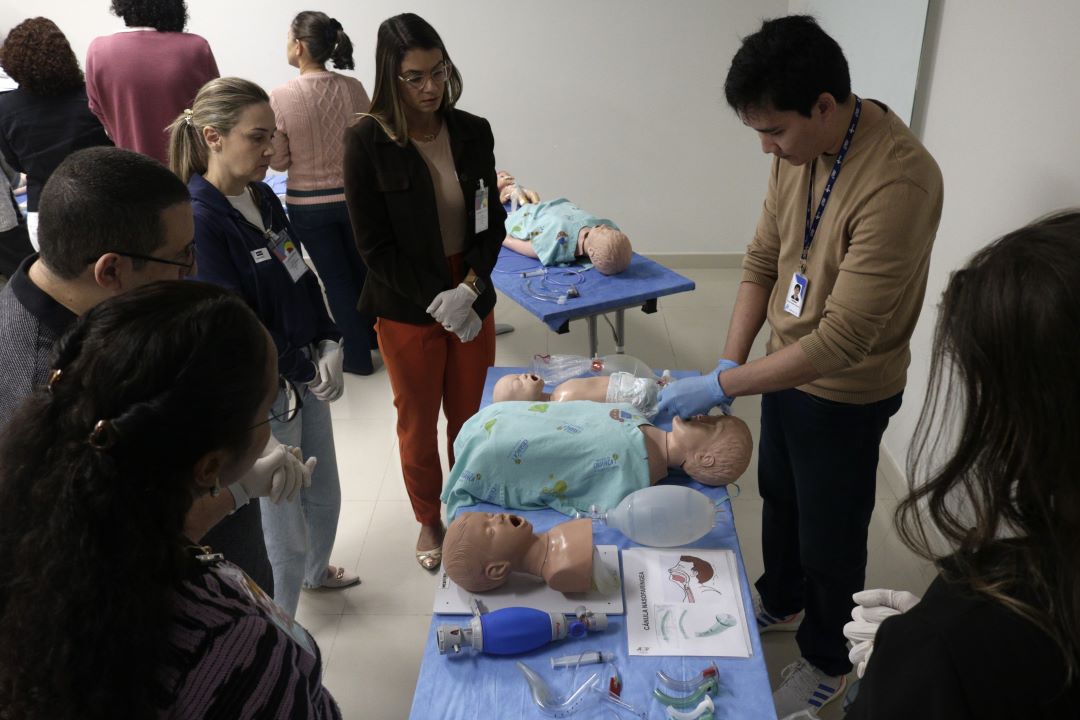 Capa da notícia: Profissionais de saúde do DF são capacitados para atender crianças com doenças respiratórias graves
