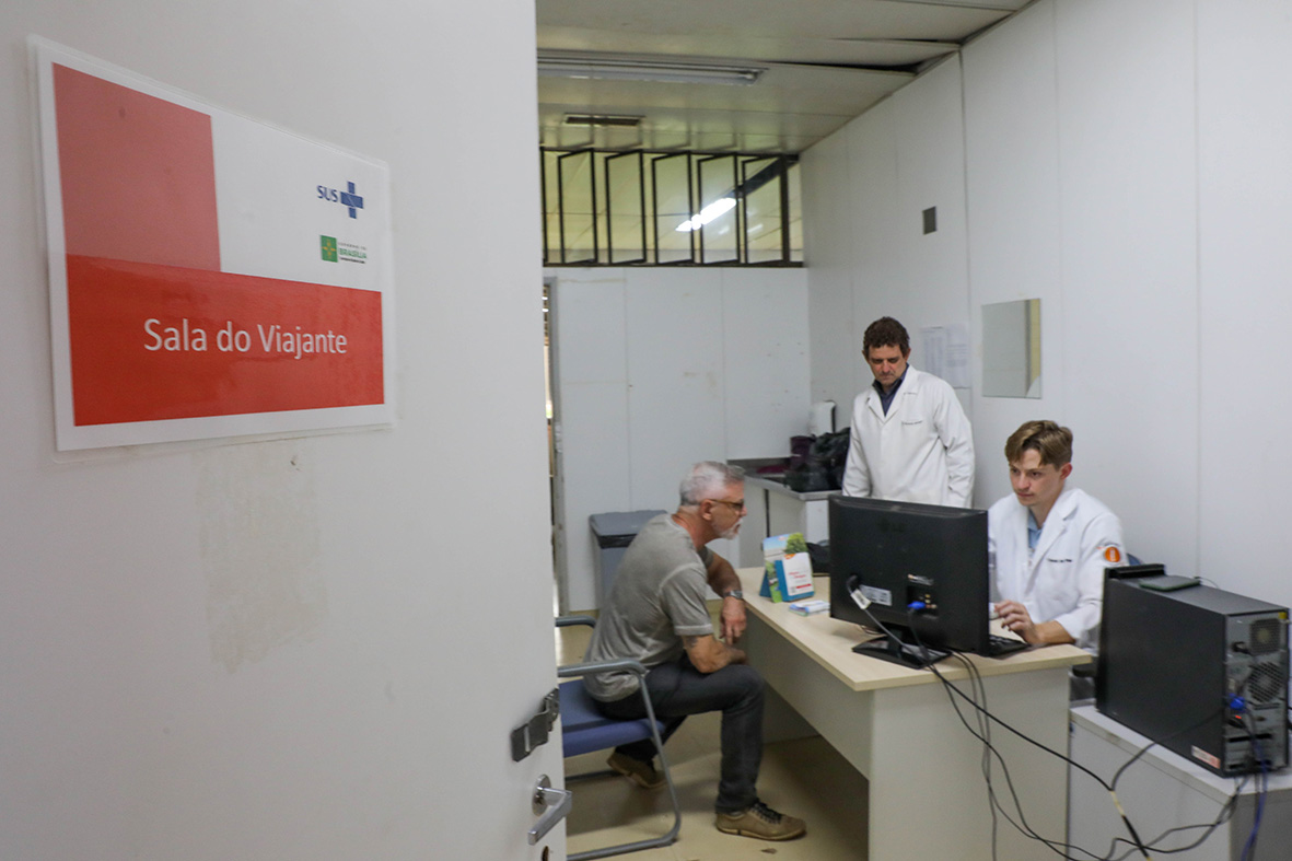 Capa da notícia: Ambulatório do Viajante oferece cuidados gratuitos para quem vai deixar o país