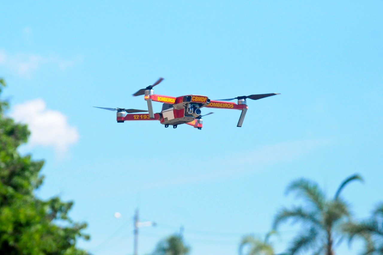 Capa da notícia: Saúde vai contratar drones para identificar e combater focos do mosquito "Aedes aegypti"