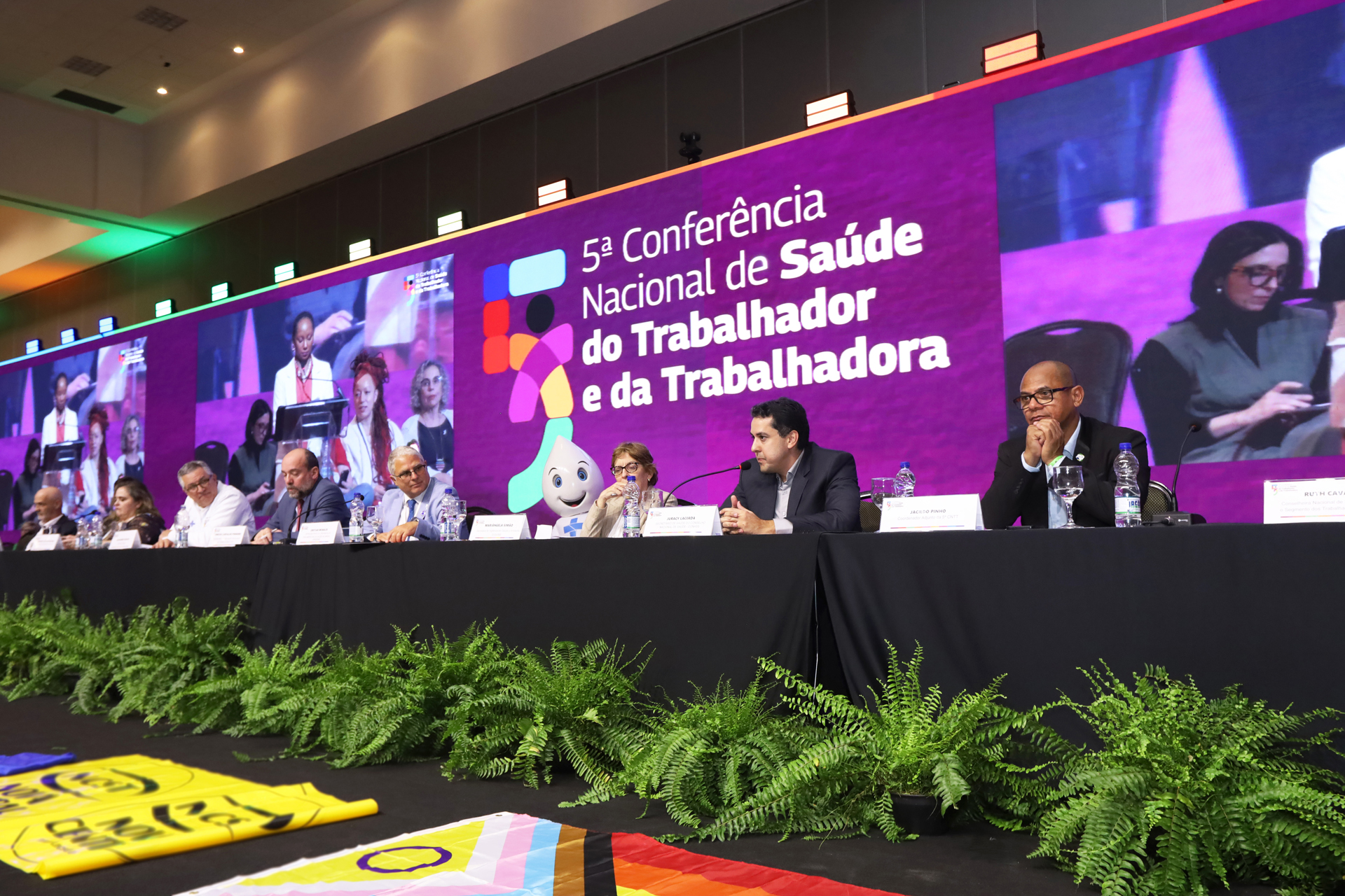 Capa da notícia: SES-DF leva atendimento ao público da 5ª Conferência Nacional de Saúde do Trabalhador e da Trabalhadora