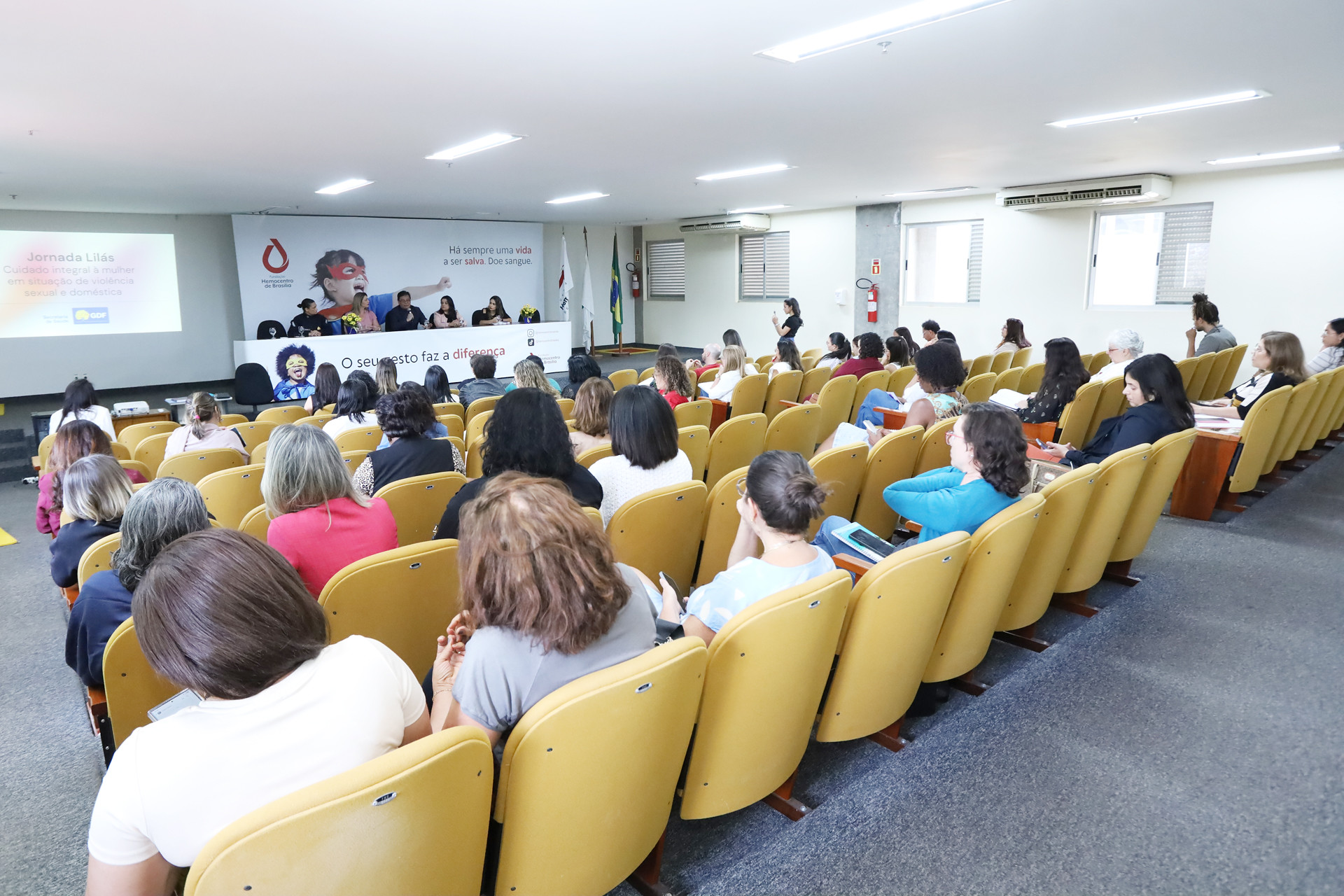 Capa da notícia: Profissionais passam por capacitação sobre cuidado com mulheres em situação de violência