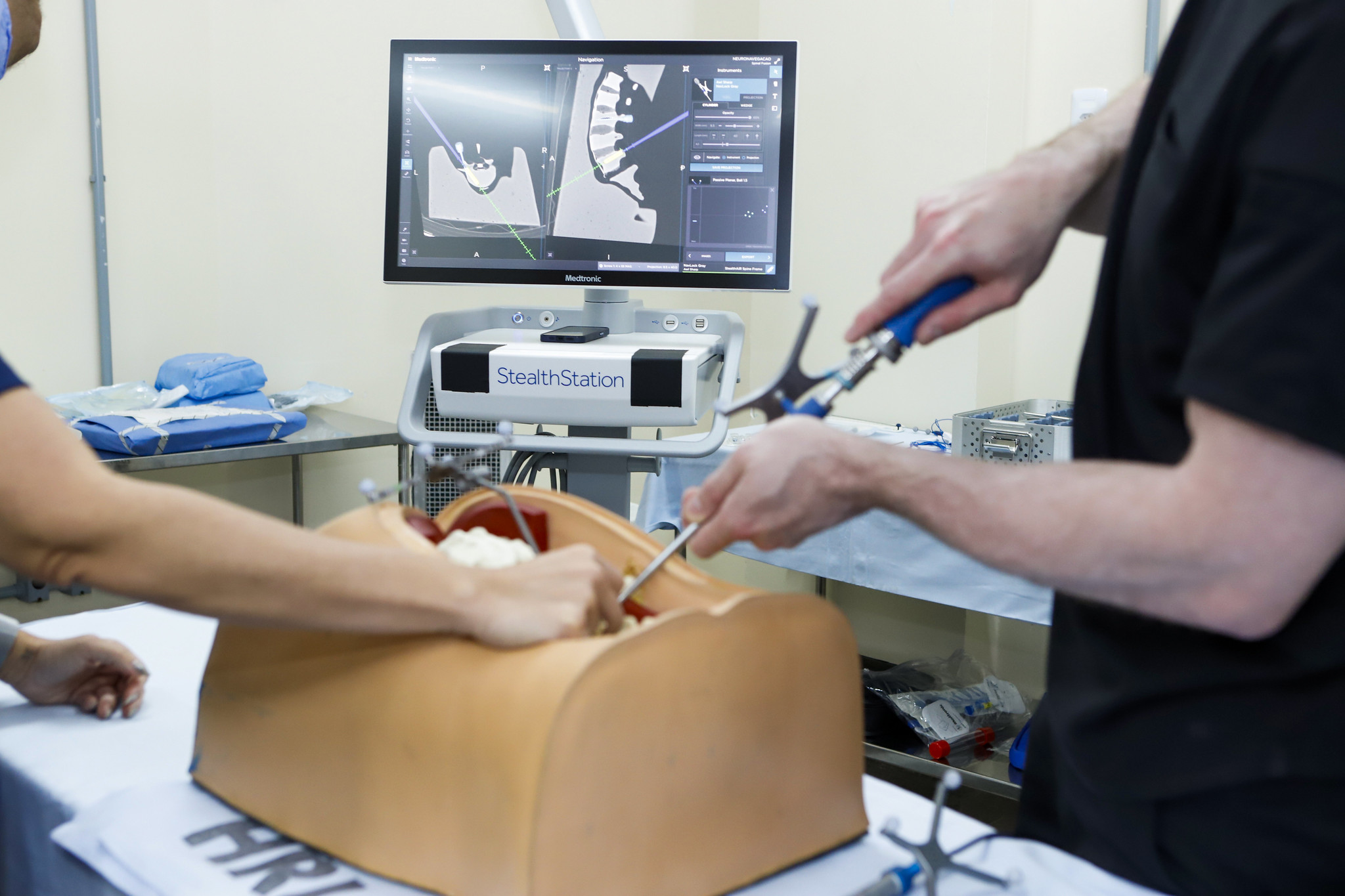 Capa da notícia: DF passa a realizar cirurgias mais precisas na rede pública com tecnologia inédita