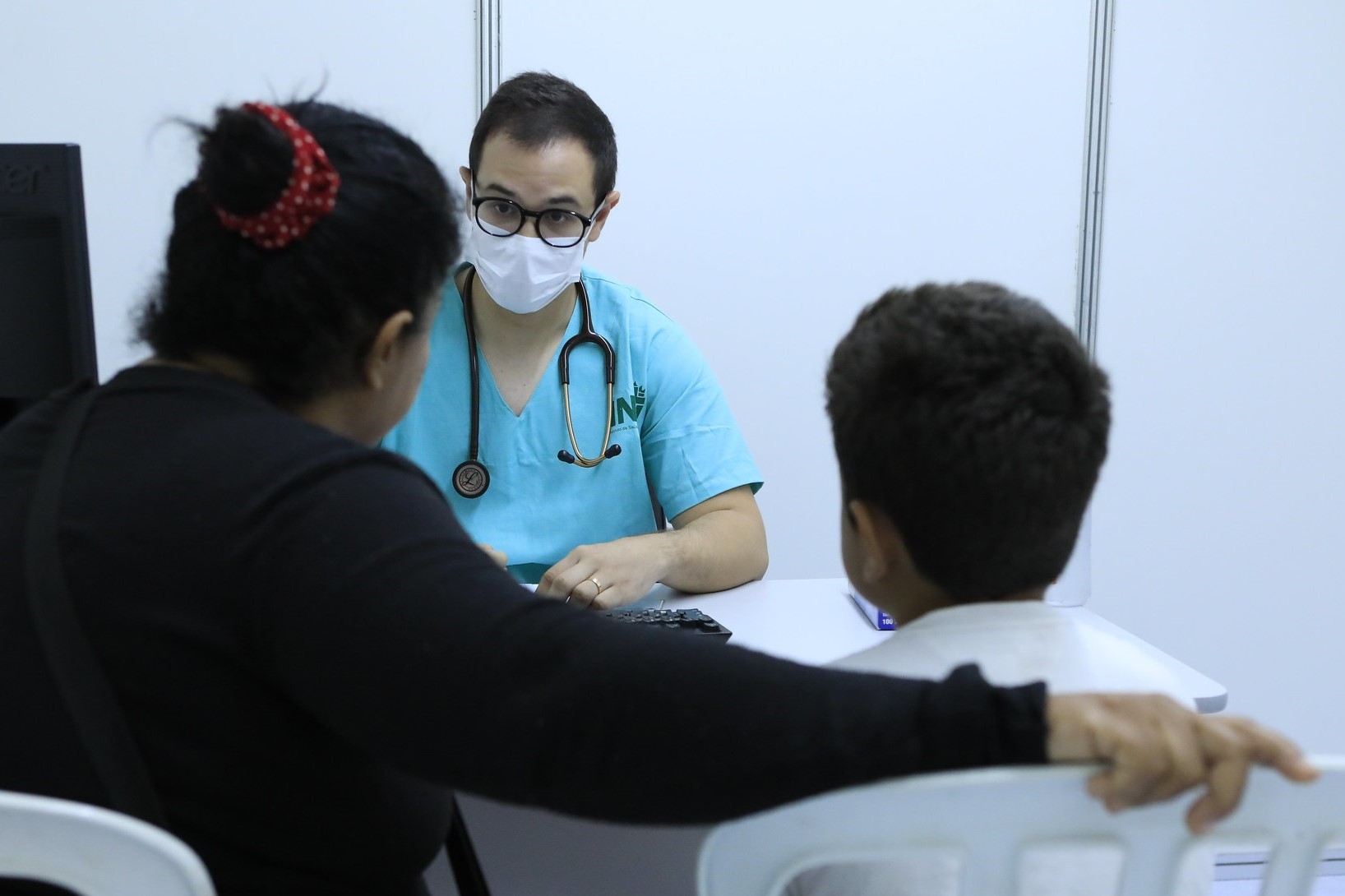 Capa da notícia: Secretaria de Saúde abre contratação temporária e cadastro reserva de médicos generalistas