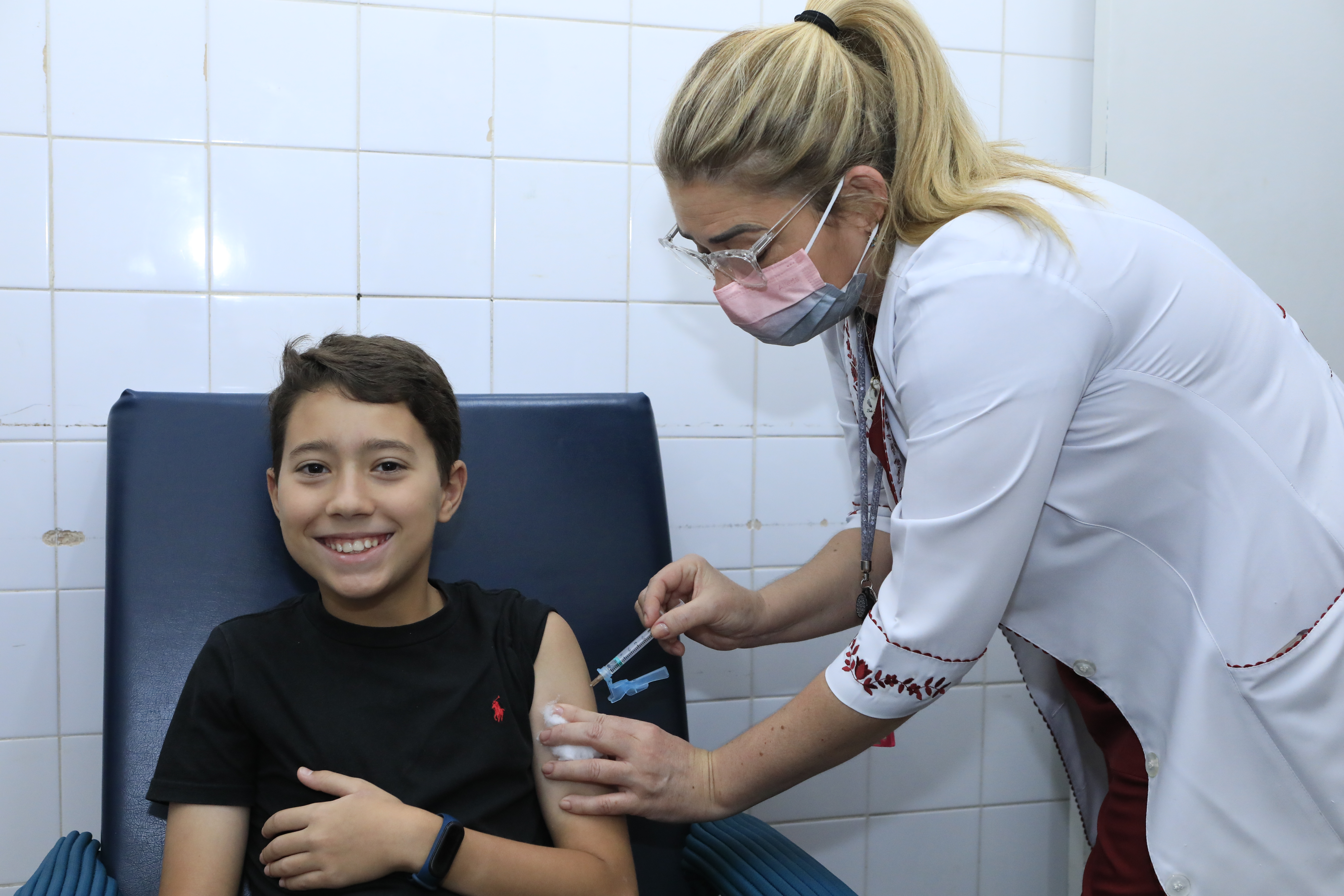 Capa da notícia: DF supera 100 mil doses de vacinas contra dengue
