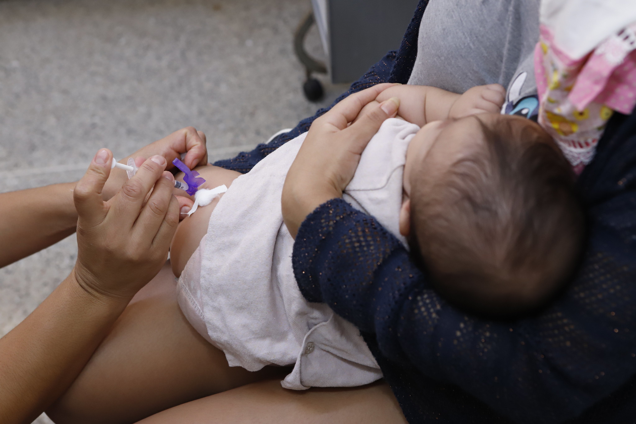 Capa da notícia: DF passa a aplicar vacina de meningite ACWY em bebês a partir de julho