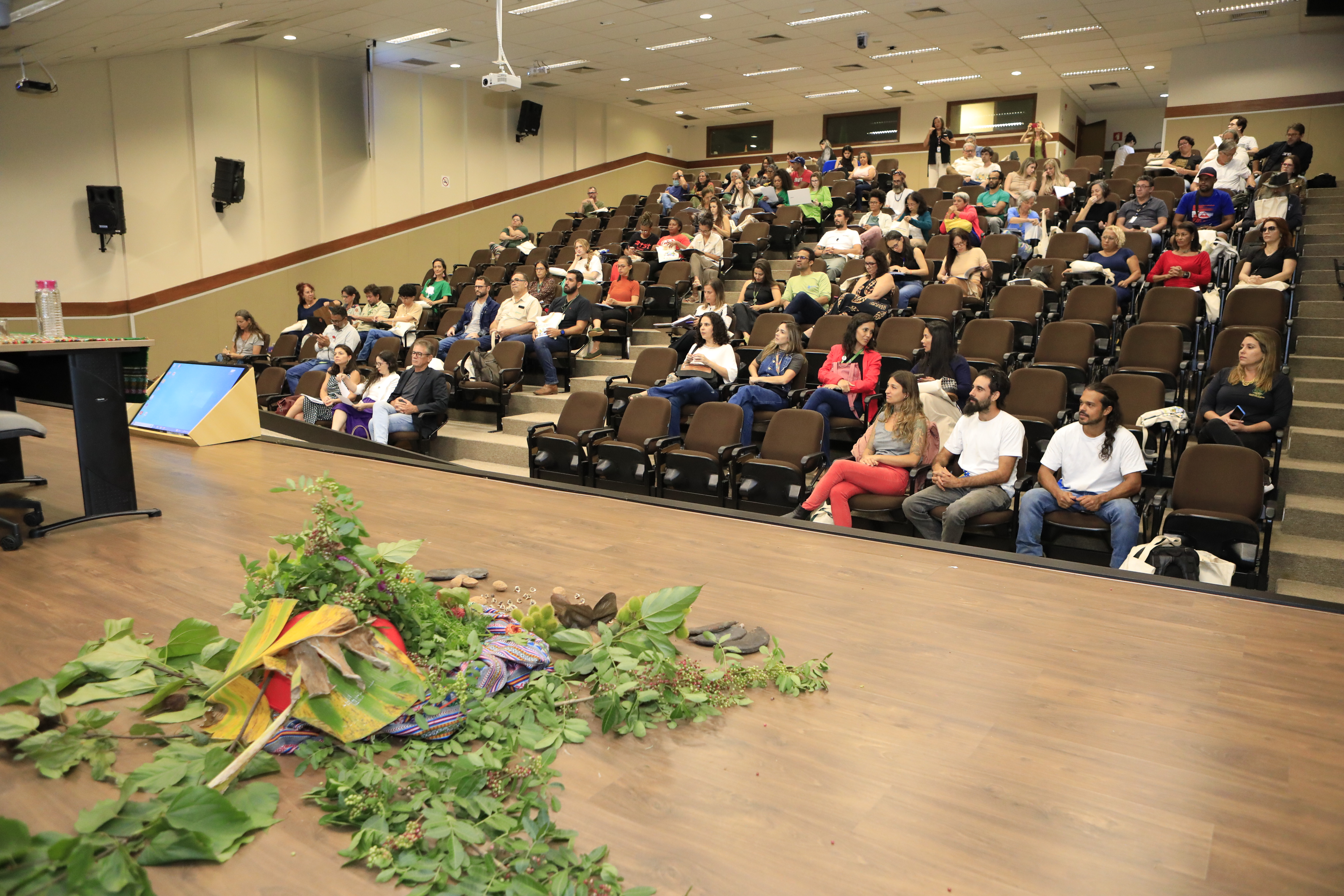 Capa da notícia: Saúde, com apoio da Fiocruz, organiza seminário sobre Agricultura Urbana e Periurbana no DF