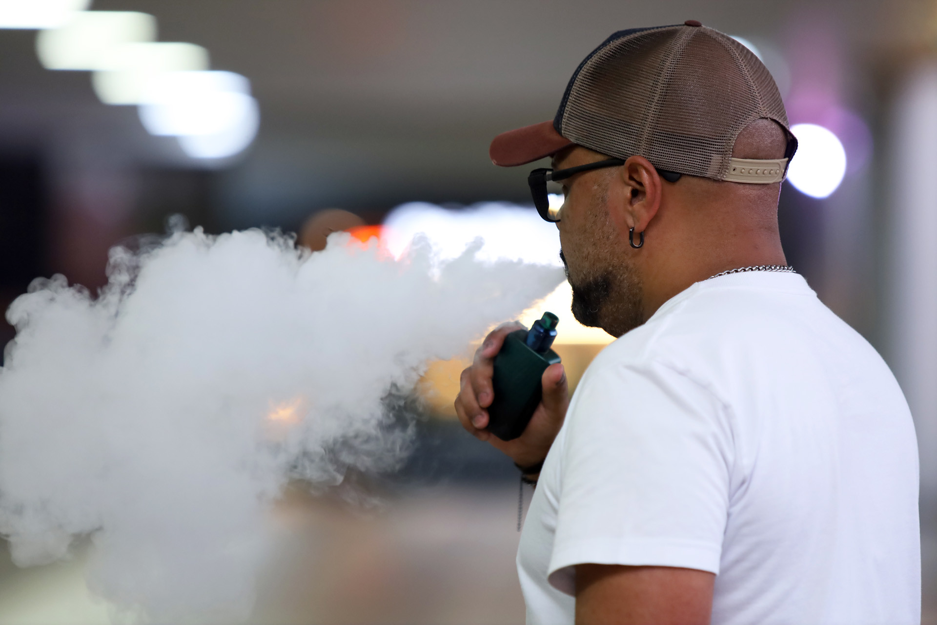 Capa da notícia: Uso de cigarro eletrônico acende alerta para riscos à saúde