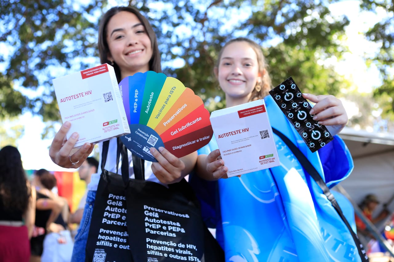 Capa da notícia: SES-DF leva prevenção e material educativo à 25ª Parada do Orgulho LGBTQIAPN+ de Brasília