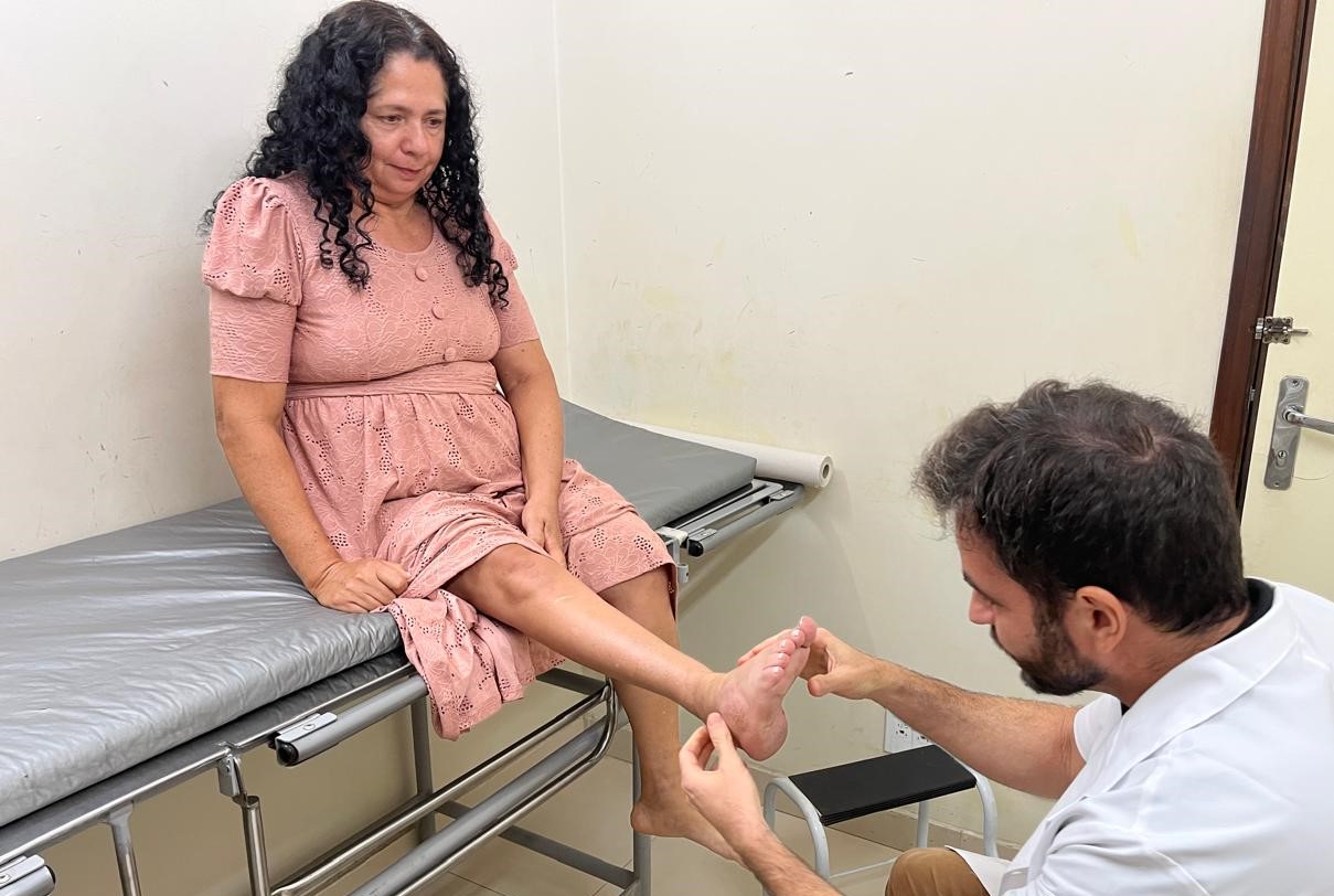 Capa da notícia: Técnica adaptada no DF corrige pés tortos congênitos em adultos sem cirurgia invasiva