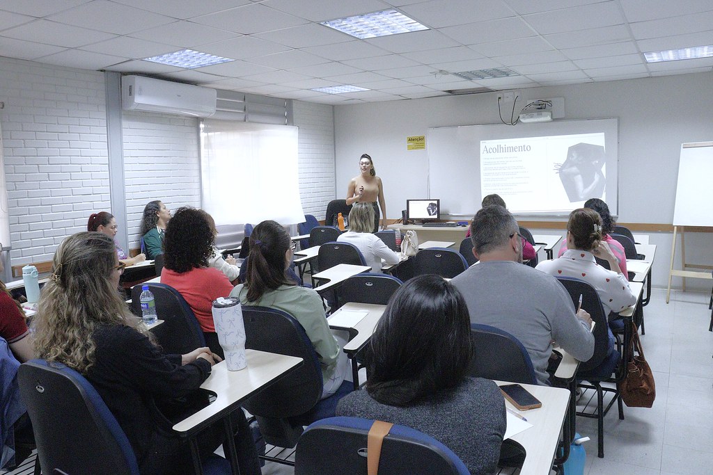 Capa da notícia: Curso capacita servidores para urgências em saúde mental