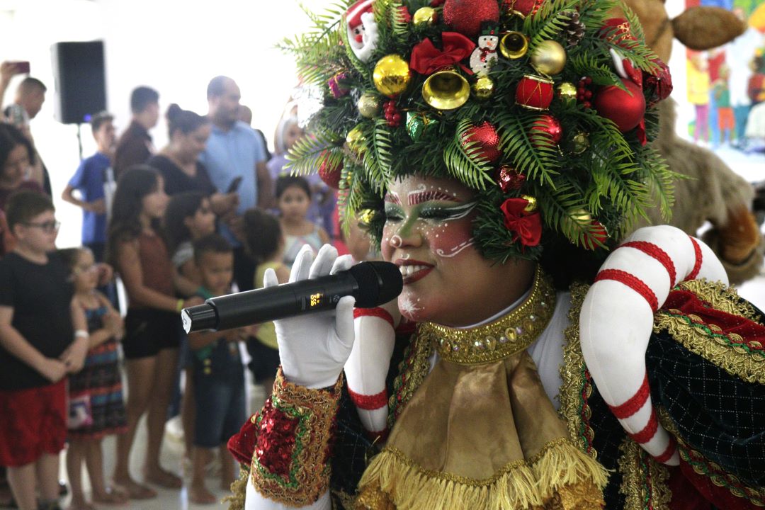 Capa da notícia: Papai Noel, urso polar e cantores dão o clima do Natal no HCB