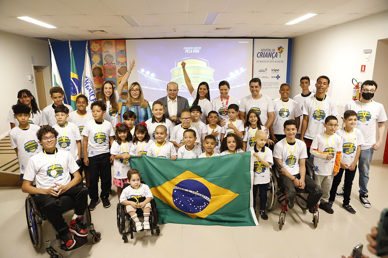 Capa da notícia: Pacientes do Hospital da Criança de Brasília vão entrar em campo com a Seleção Brasileira no Mané Garrincha