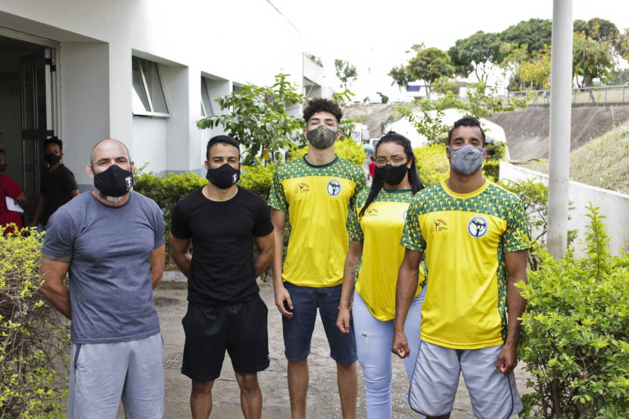 Capa da notícia: Atletas de Kickboxing do DF fazem teste de covid-19 no HRL