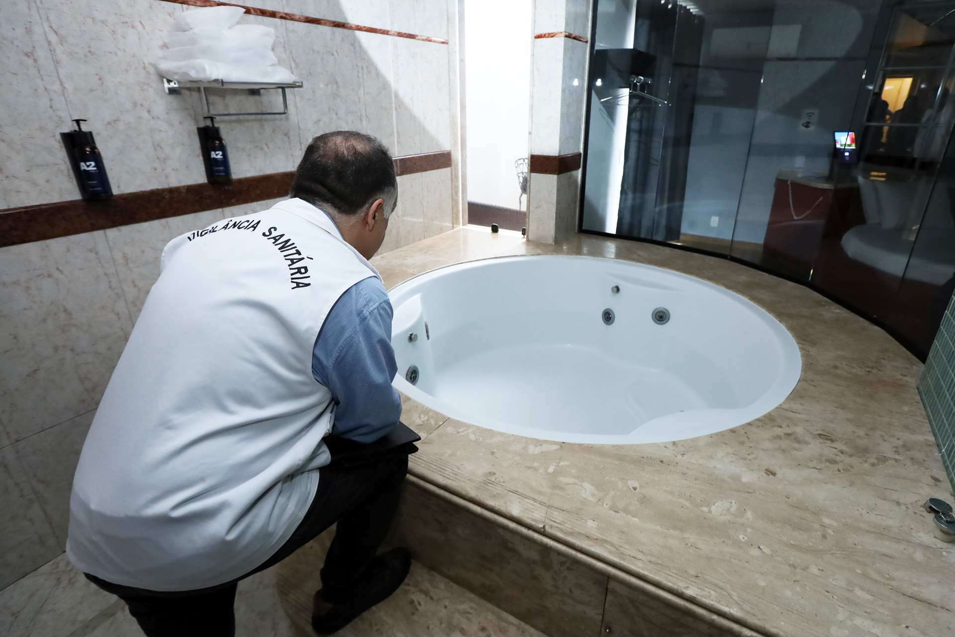 Capa da notícia: Vigilância Sanitária reforça fiscalização em estabelecimentos para o Dia dos Namorados