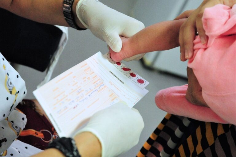 As gotas de sangue retiradas do calcanhar do bebê são usadas para processamento do exame