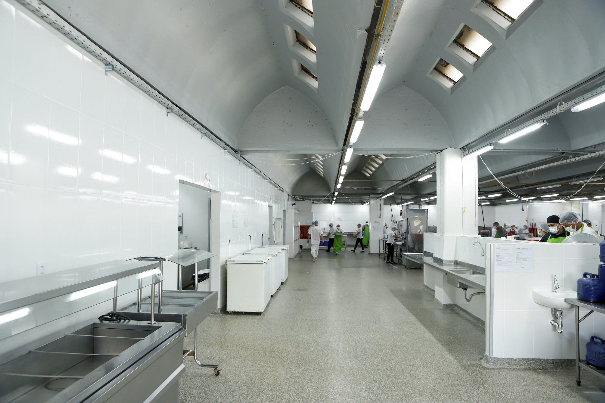 Capa da notícia: Revitalizada, cozinha do HRT produz até 2,4 mil refeições por dia