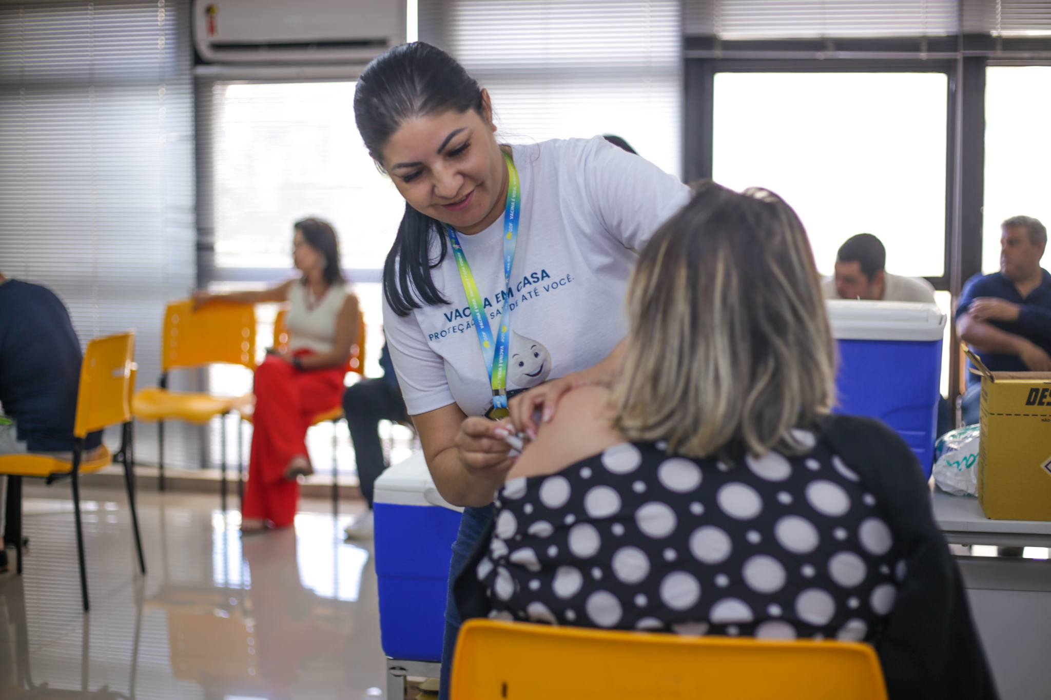 Capa da notícia: Em parceria, Secretaria de Saúde vacina servidores da educação