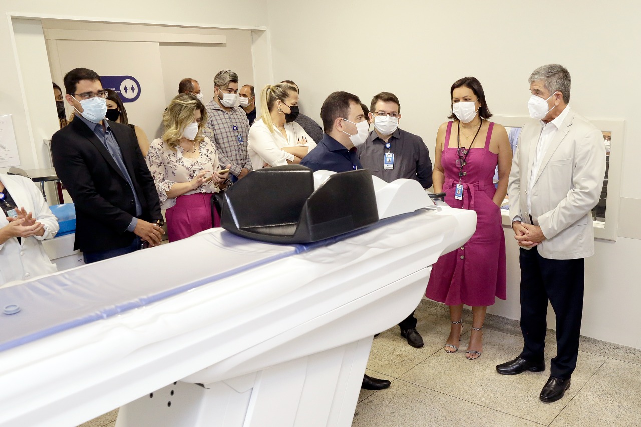 Capa da notícia: Secretário acompanha treinamento da equipe que vai manusear PET-CT