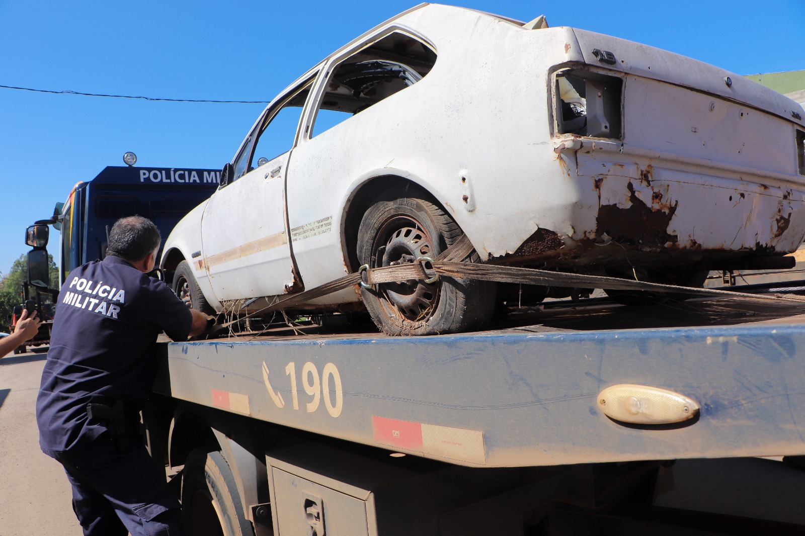 Capa da notícia: DF Livre de Carcaças recolhe 58 veículos abandonados de Ceilândia