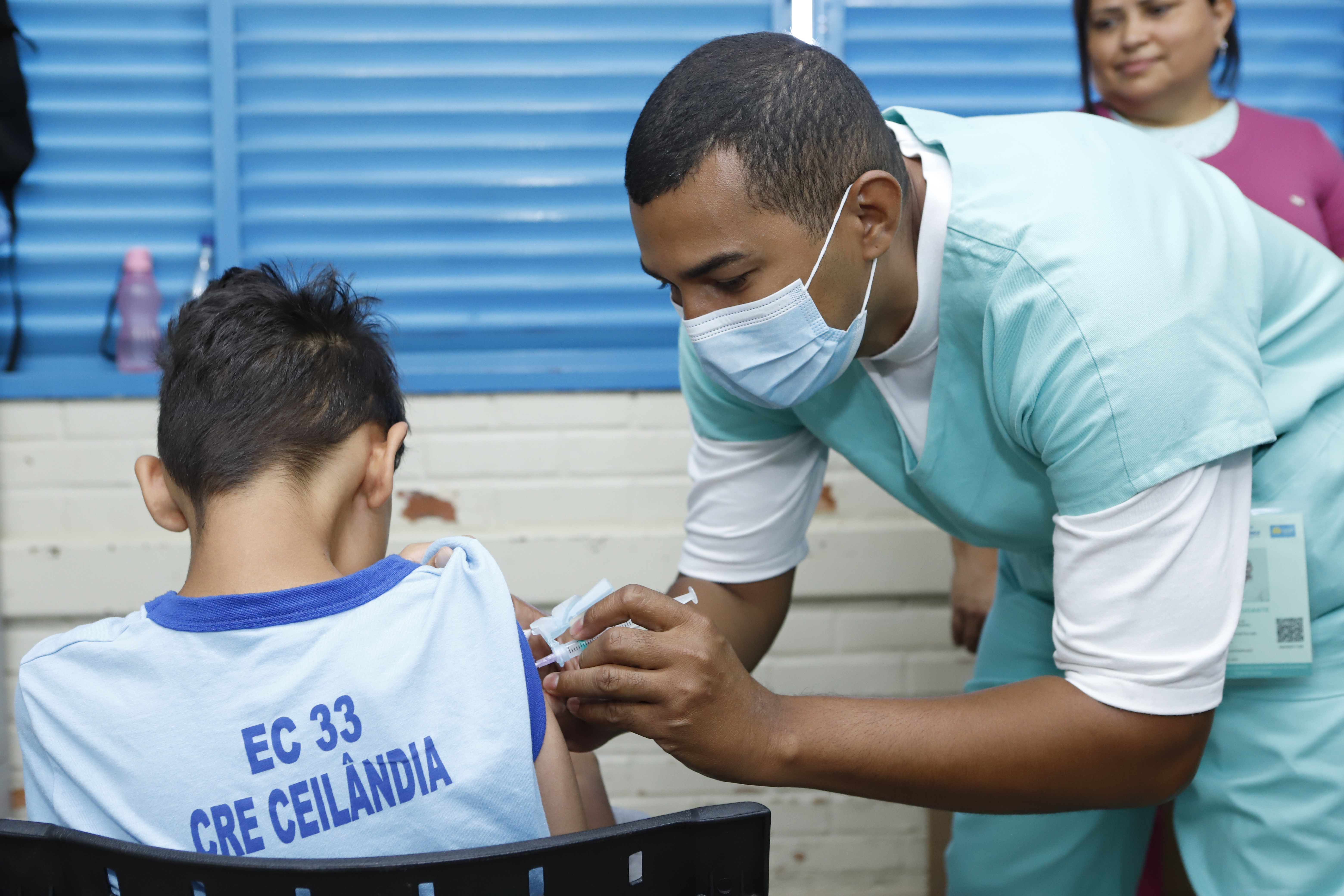 Capa da notícia: Secretaria de Saúde supera 41 mil doses de vacinas aplicadas em escolas e creches do DF