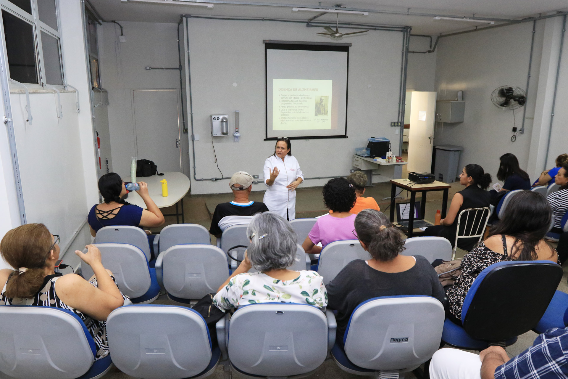 Capa da notícia: Parentes de pessoas com Alzheimer recebem orientações para cuidados integrais
