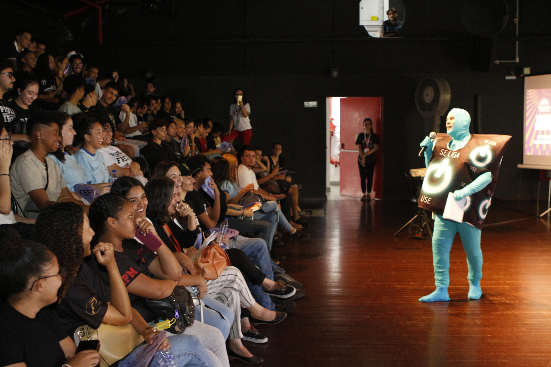 Capa da notícia: Roda de conversa com jovens do DF debate sobre prevenção do HIV