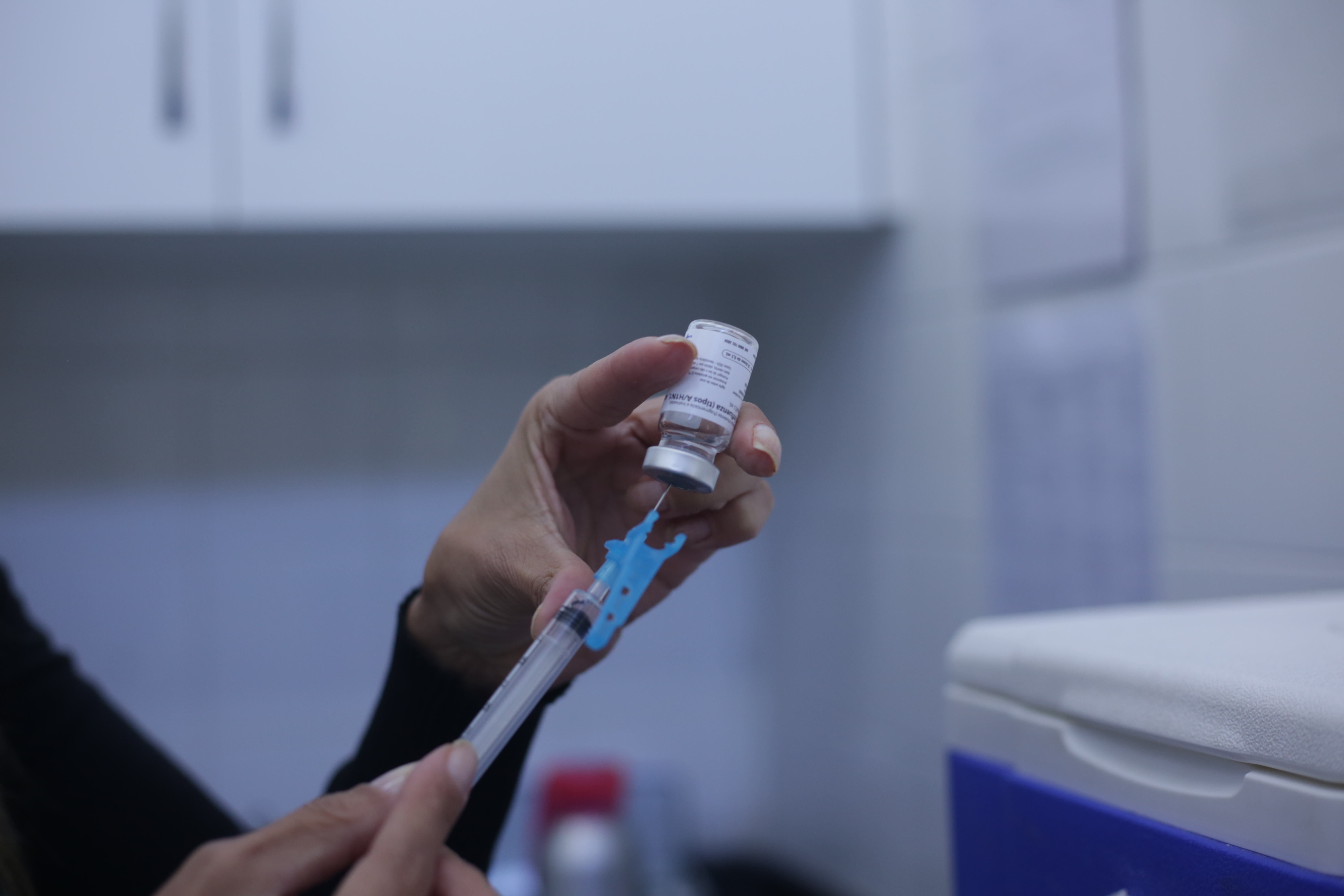 Capa da notícia: Mais de 100 salas de vacina aplicam doses contra gripe