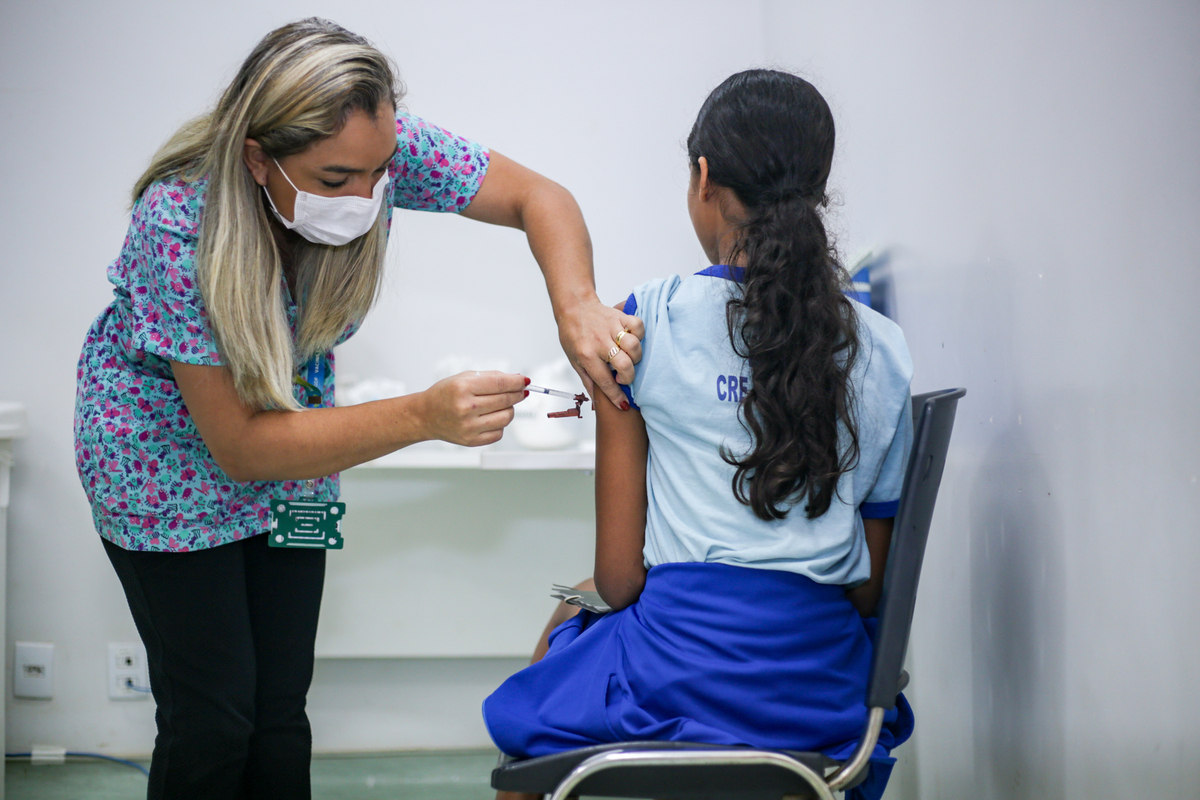 Capa da notícia: Alunos de escola pública recebem vacinas contra a dengue