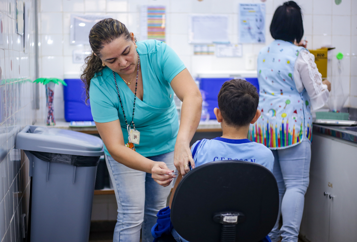 Capa da notícia: Secretarias de Saúde e Educação garantem vacina contra dengue para estudantes da rede pública
