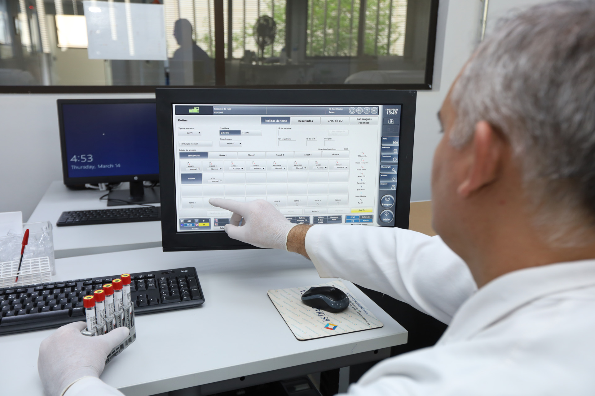 Capa da notícia: Nova interface traz mais agilidade para análises de exames realizados pelo Lacen