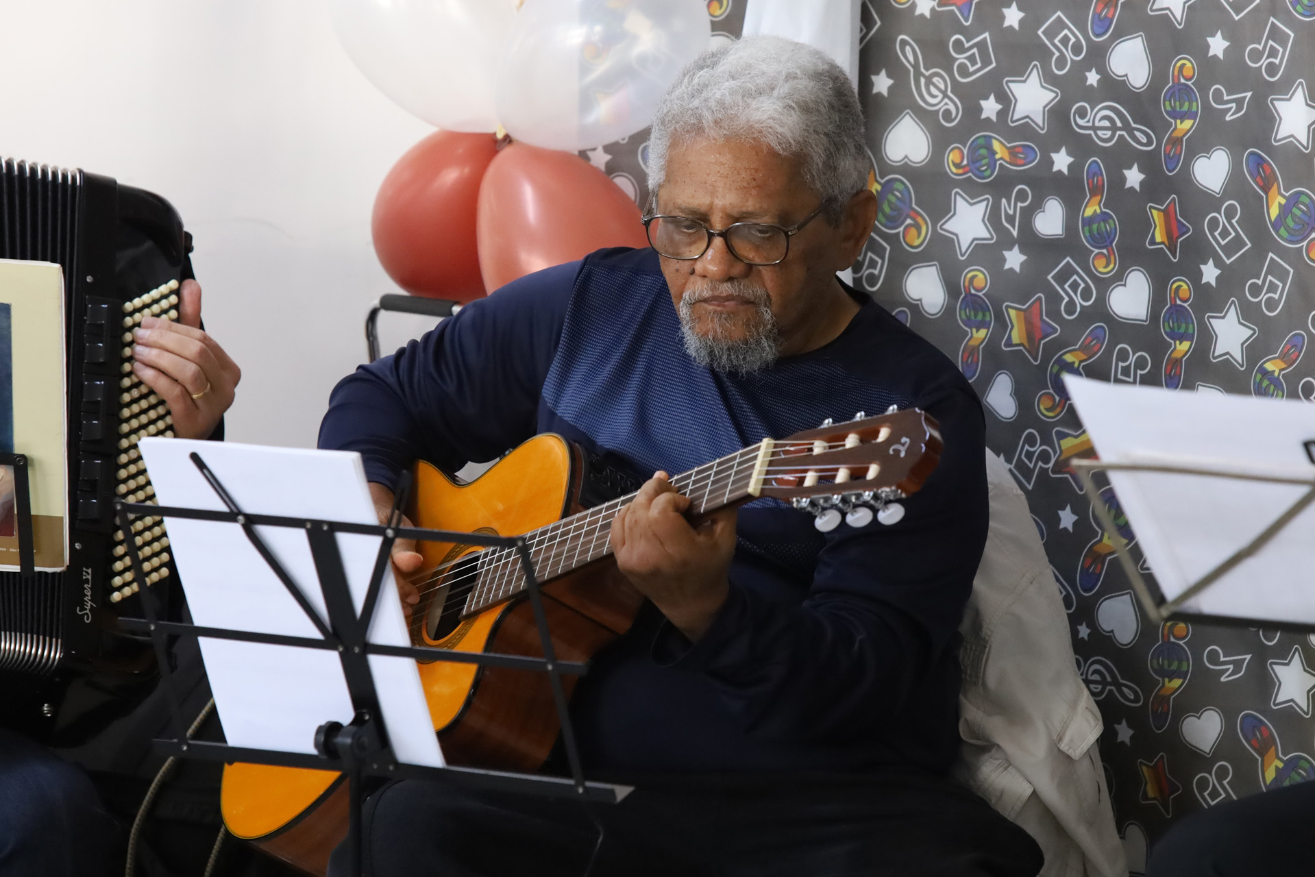 Capa da notícia: Música alegra pacientes de nefrologia do HRAN