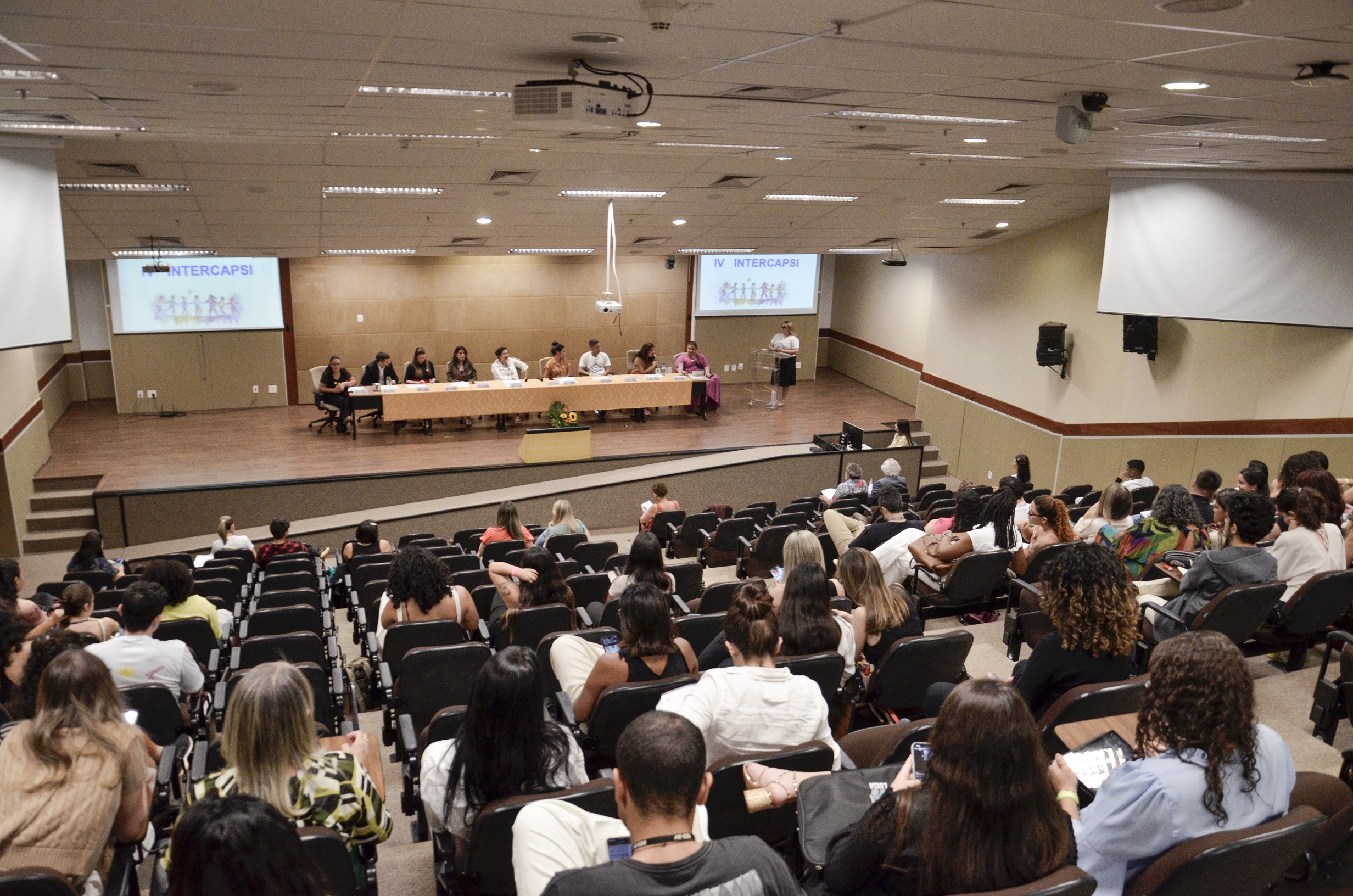 Capa da notícia: Profissionais e especialistas debatem saúde mental de crianças e adolescentes