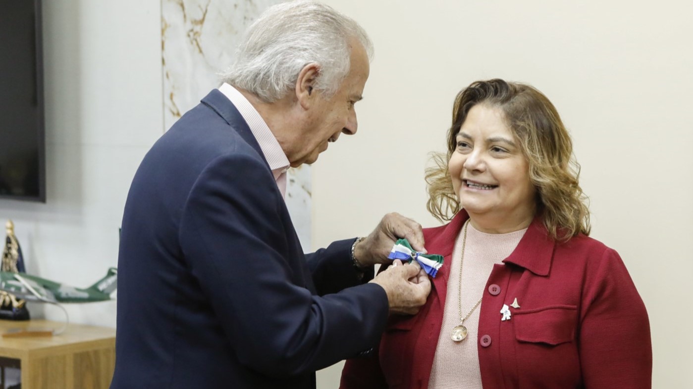 Capa da notícia: Secretária de Saúde recebe medalha por ações adotadas durante epidemia de dengue