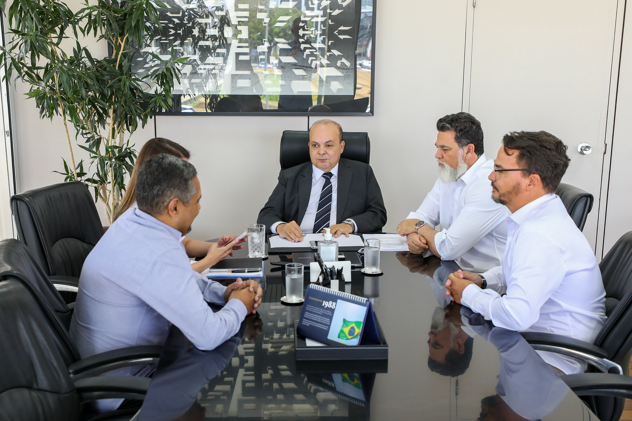 Capa da notícia: GDF envia à CLDF projeto de lei que reestrutura e concede reajuste para a carreira de técnico em enfermagem