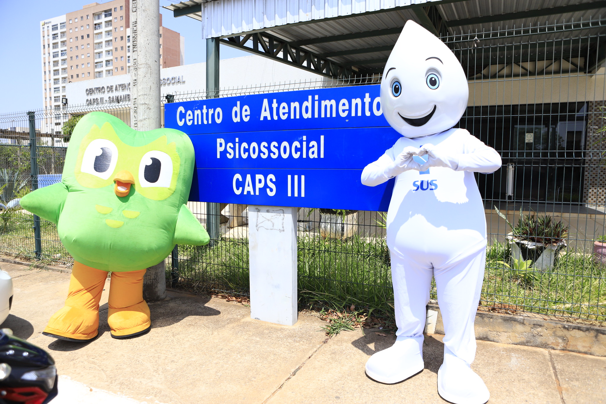 Capa da notícia: Caps de Samambaia é palco de encontro entre Zé Gotinha e Duolingo